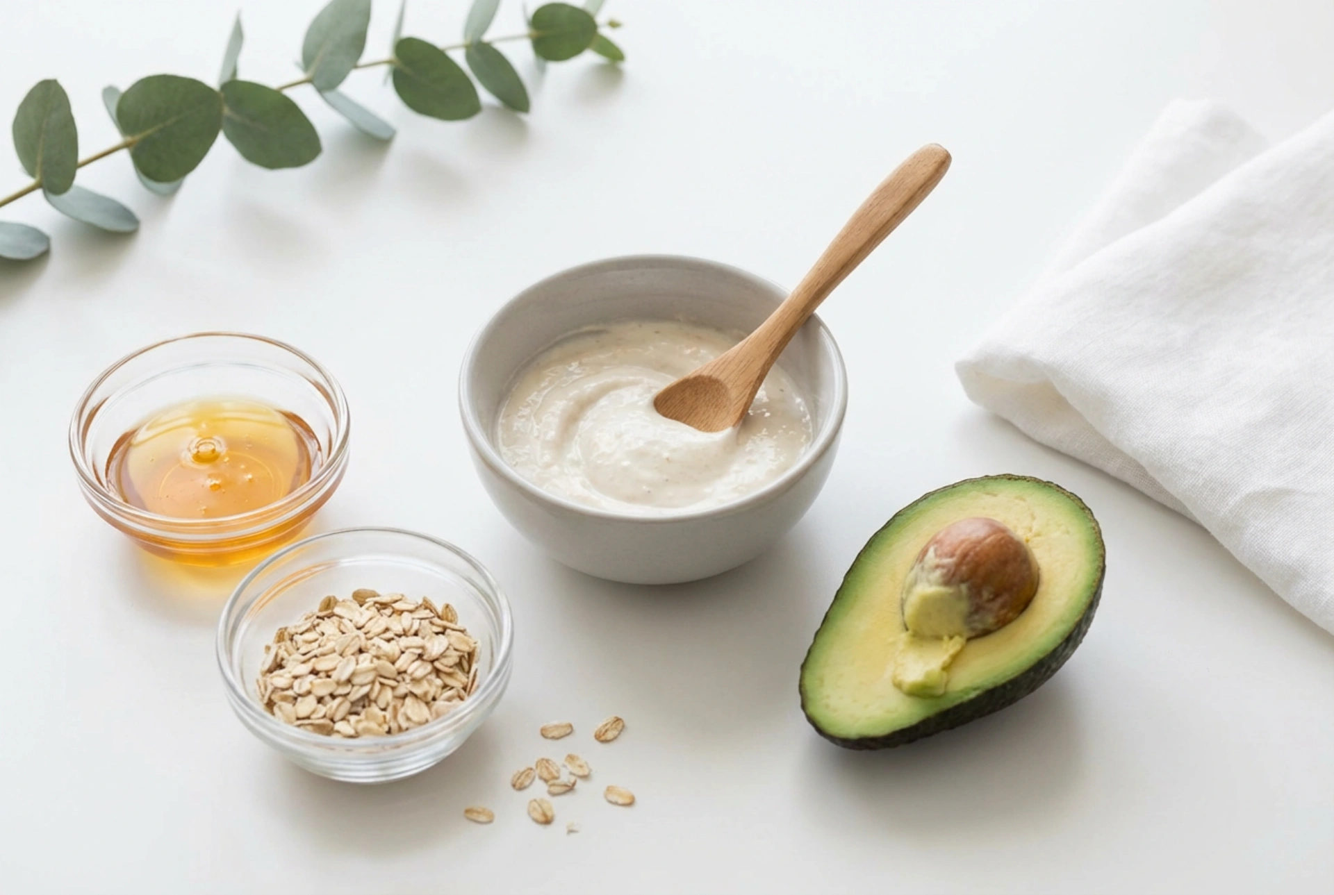 Hausgemachte Feuchtigkeitsmaske für das Gesicht: Einfache Rezepte und Anwendung