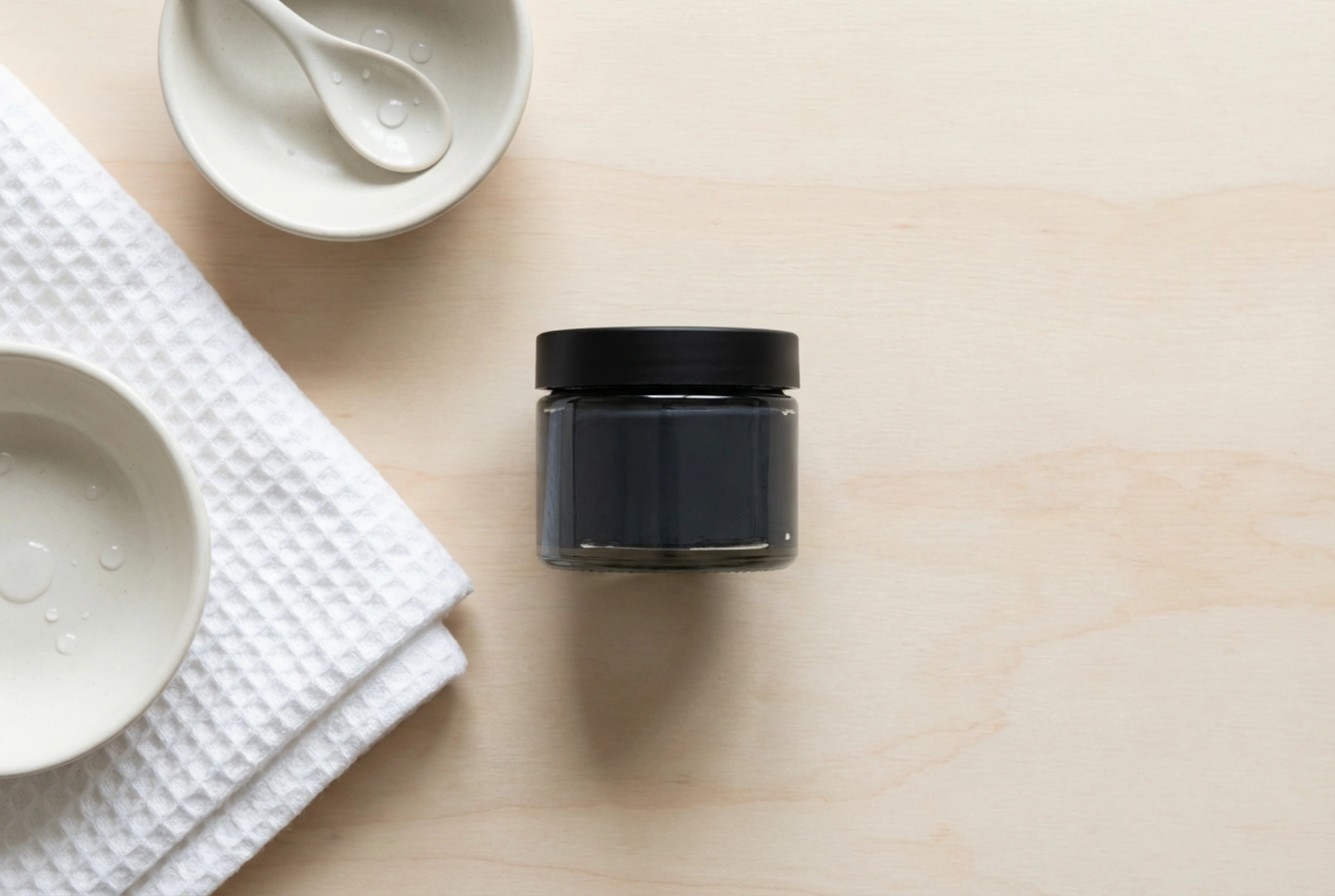 Aktivkohlemasken: Wann sie sinnvoll sind und wie man sie richtig entfernt