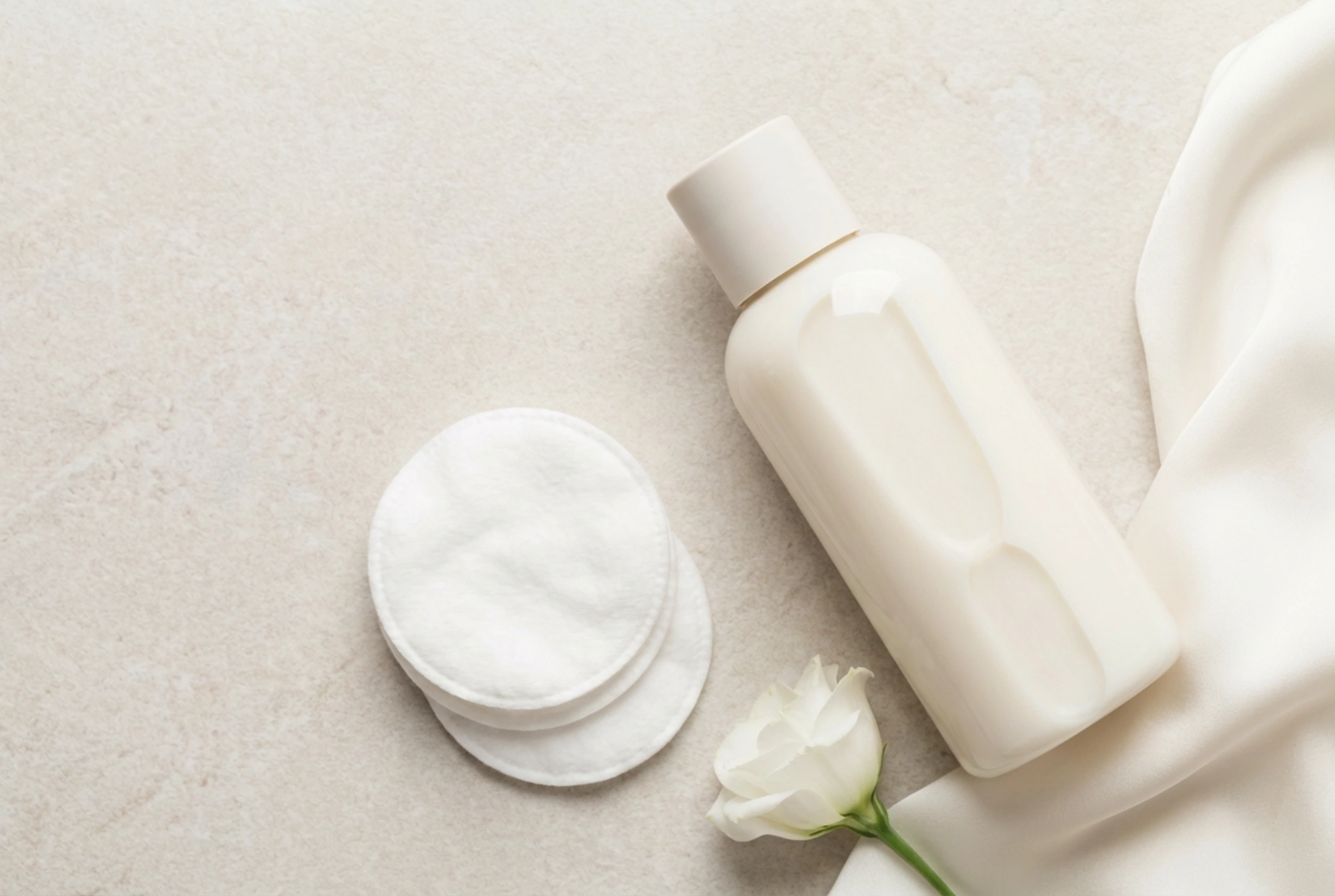 Sanfte Make-up-Entfernung mit Reinigungsmilch: Technik und Fehler