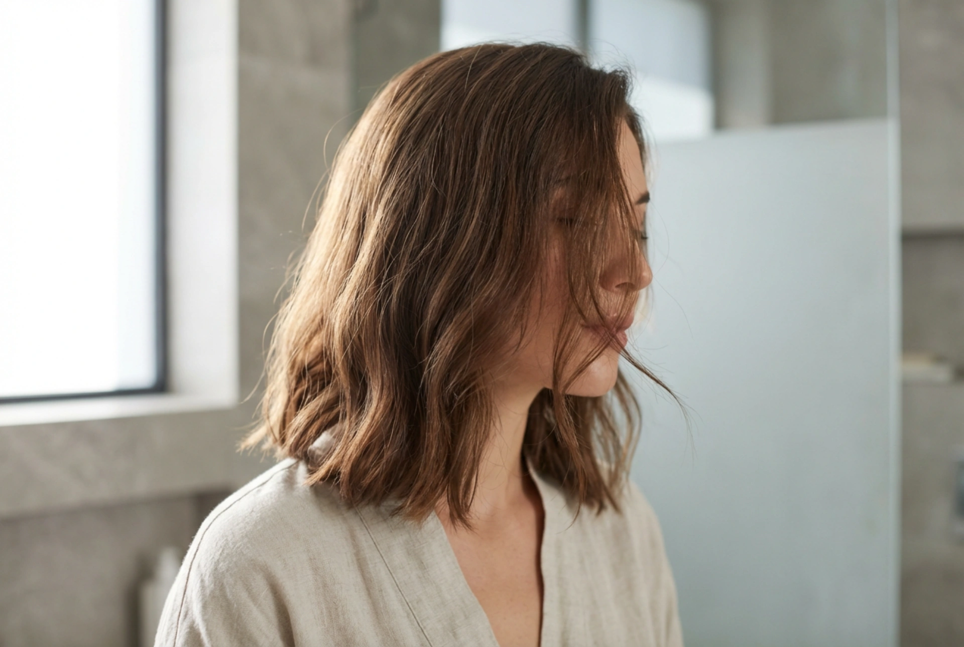 Frisuren für Mütter: Schnelle Hochsteckfrisuren und sanfte Wellen für den Alltag
