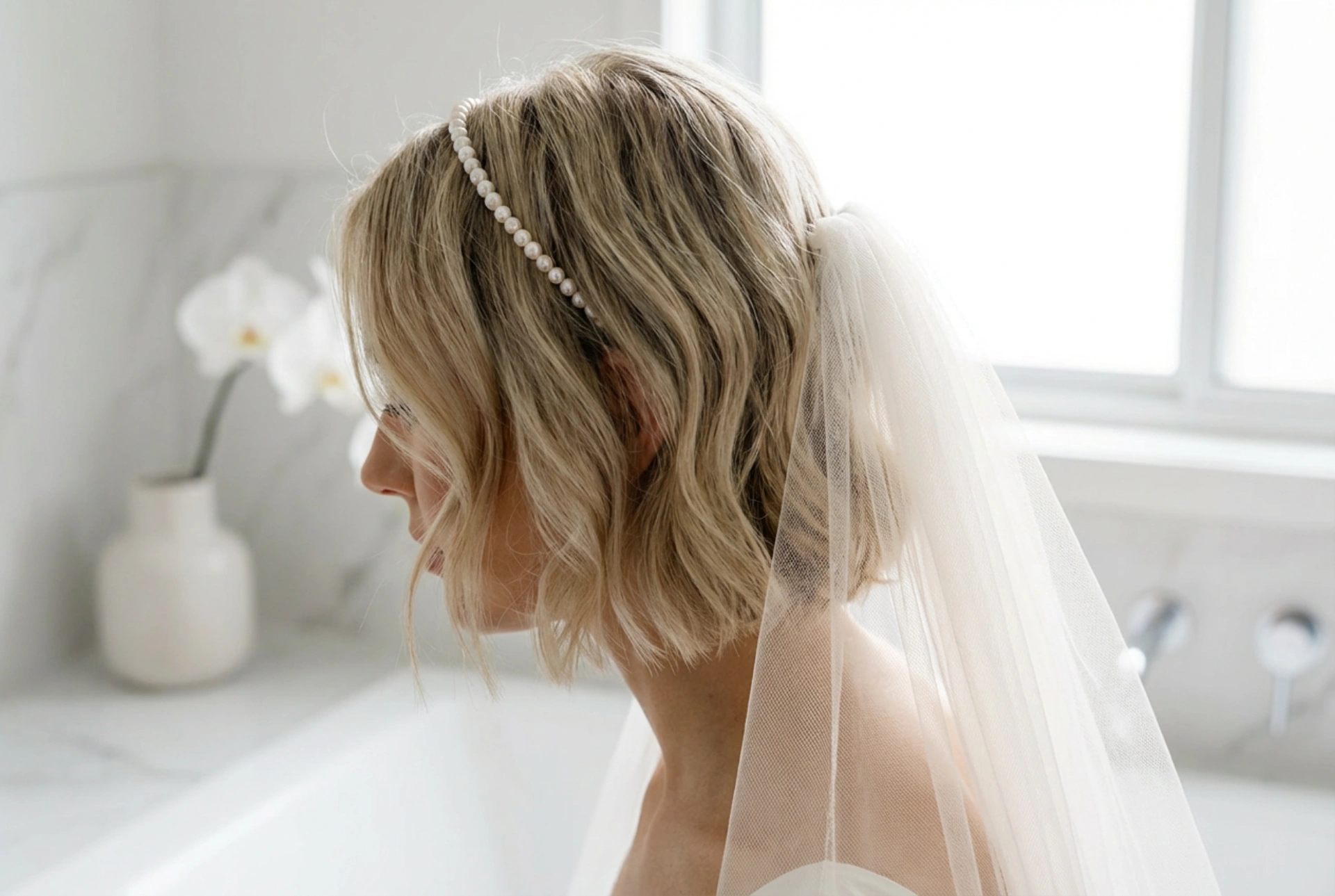 Kurze Brautfrisuren: Elegante Hochsteckfrisuren, Haarbänder und Schleier