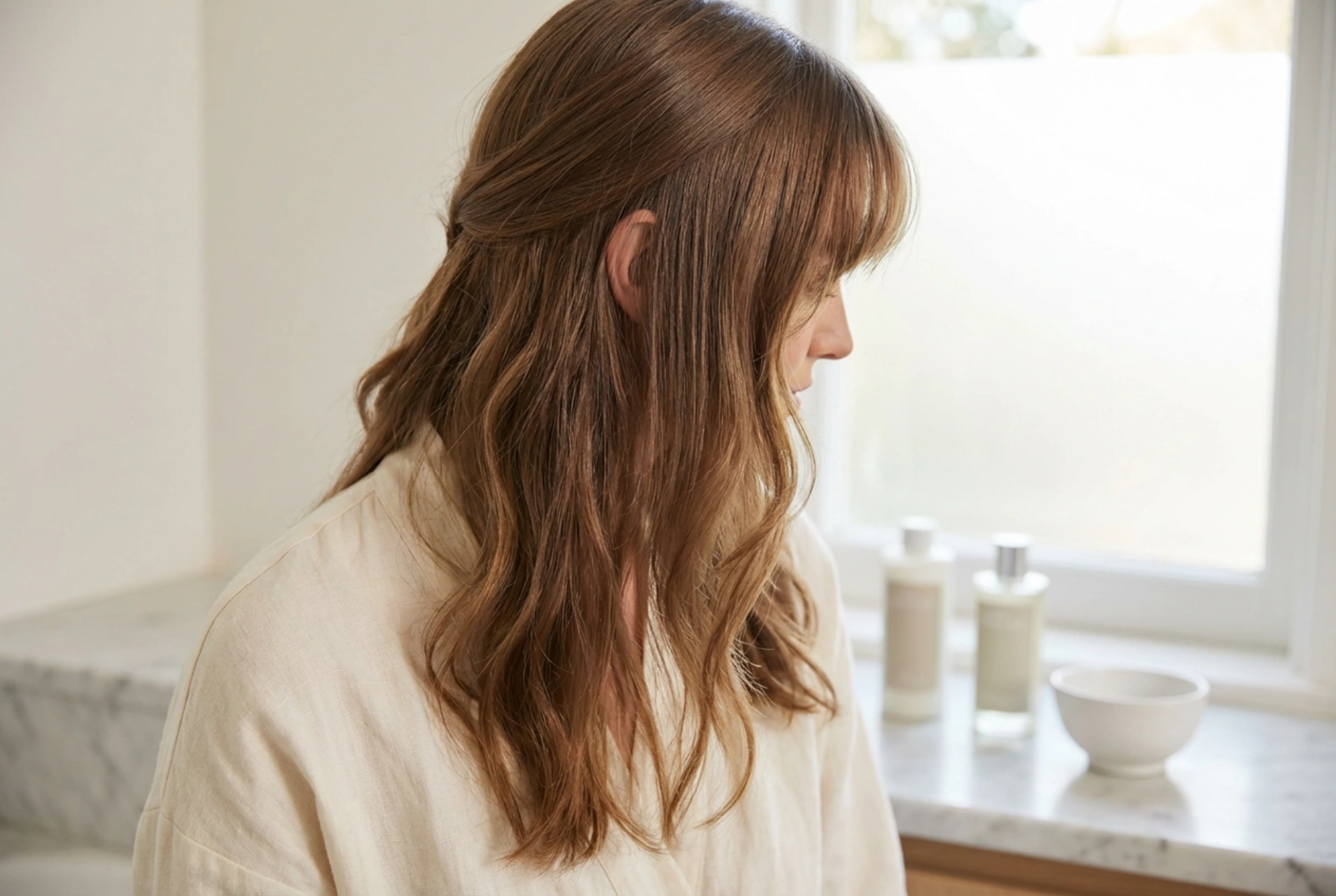 Lange Haare mit Pony: Scheitel, Wellen und Glätten kombinieren