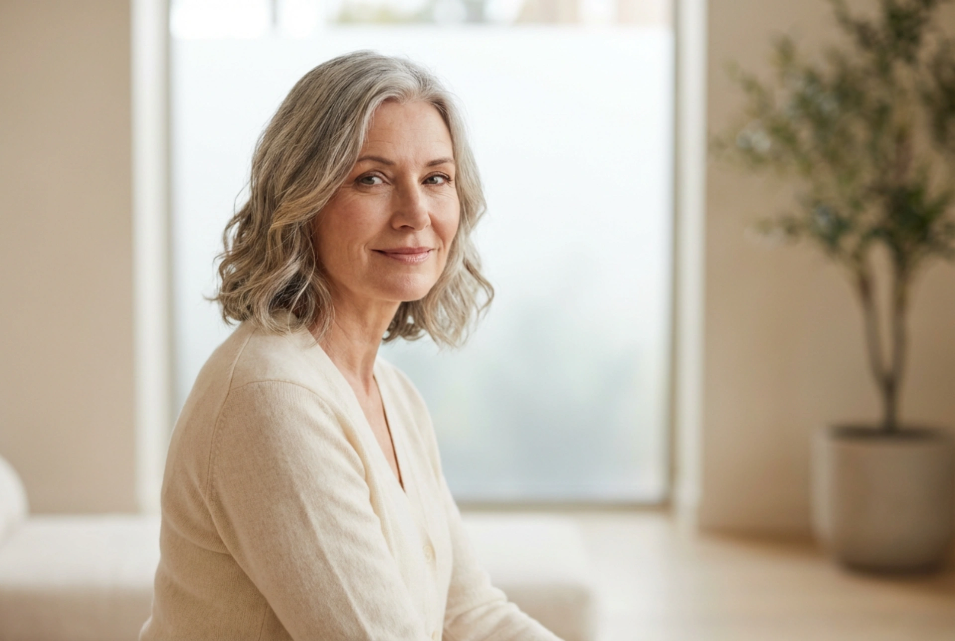 Lange Haare für Frauen ab 50: verjüngende Schnitte und leichtes Styling