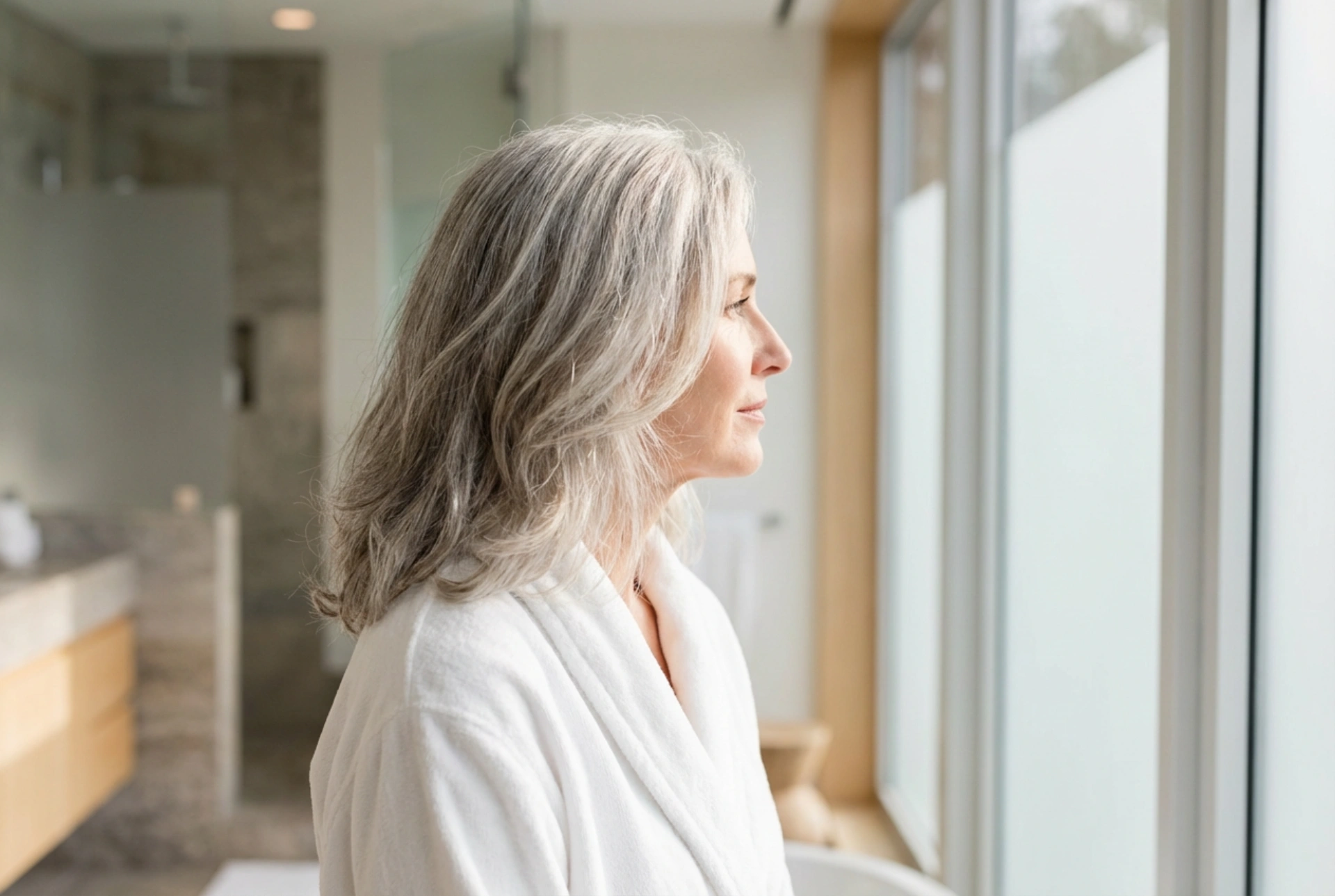 Eleganz und Komfort: Frisuren für graues Haar mit softem Finish
