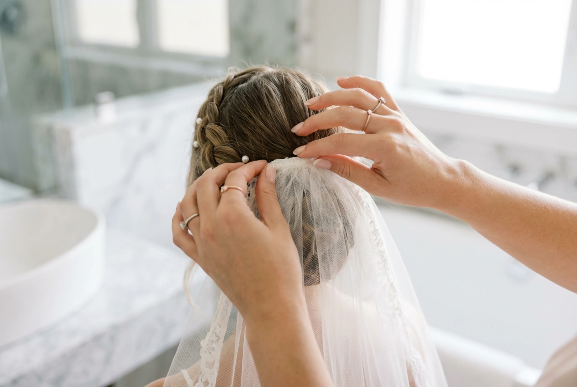 Brautfrisuren mit Schleier: Wie man ihn befestigt und stylt, damit er die ganze Nacht hält