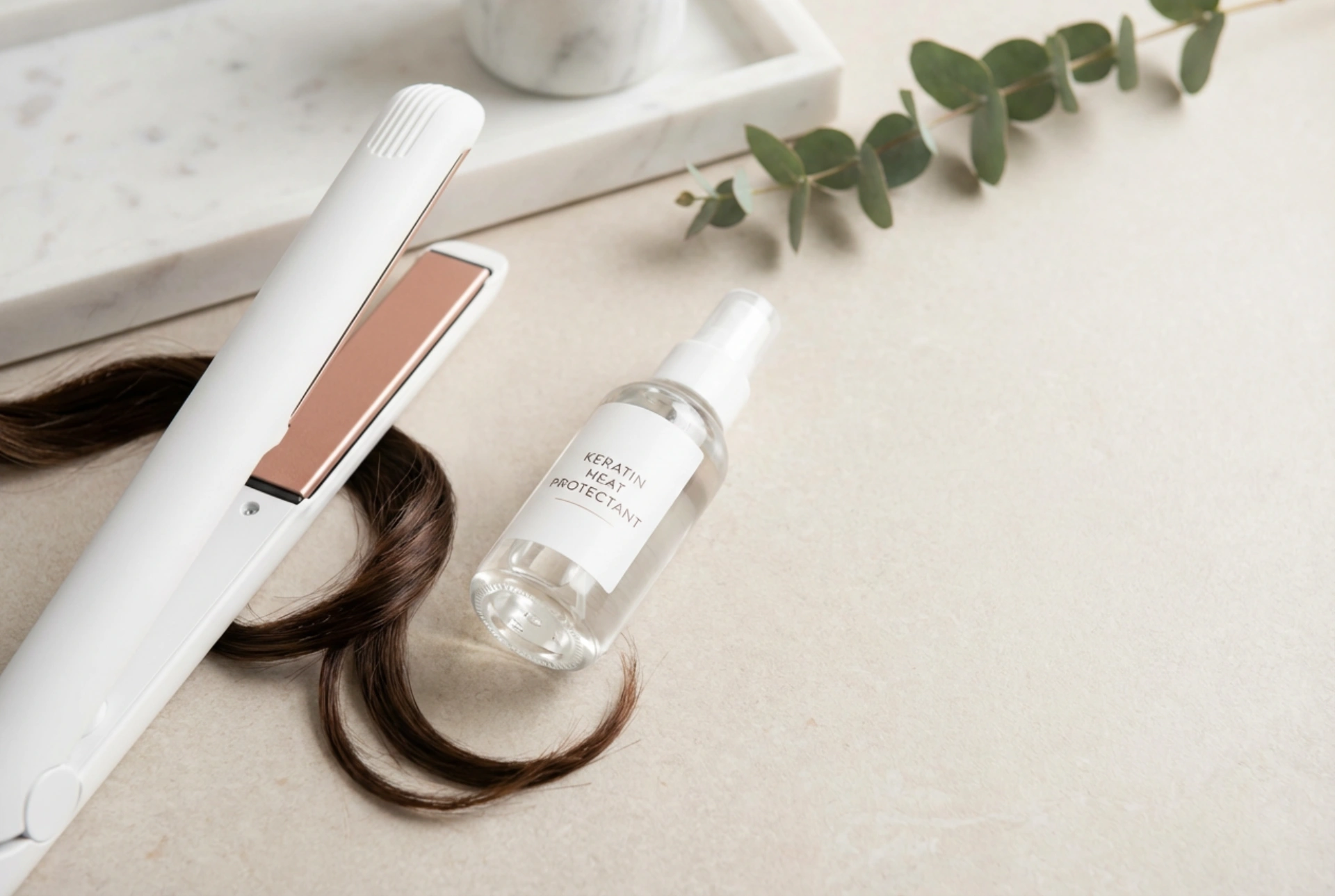 Glätteisen mit Ionisierung und Keratin: Einstellungswahl und Haarschutz