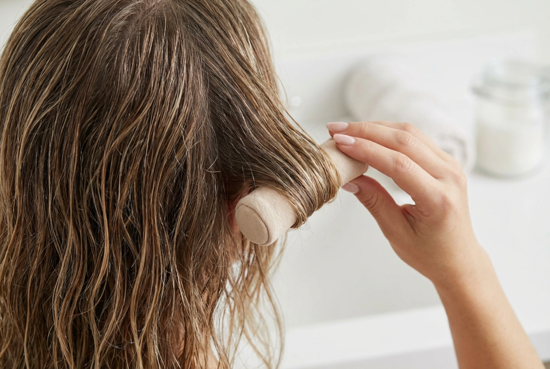 Haarwickler: Wie Sie Volumen am Ansatz und schwungvolle Wellen erzielen
