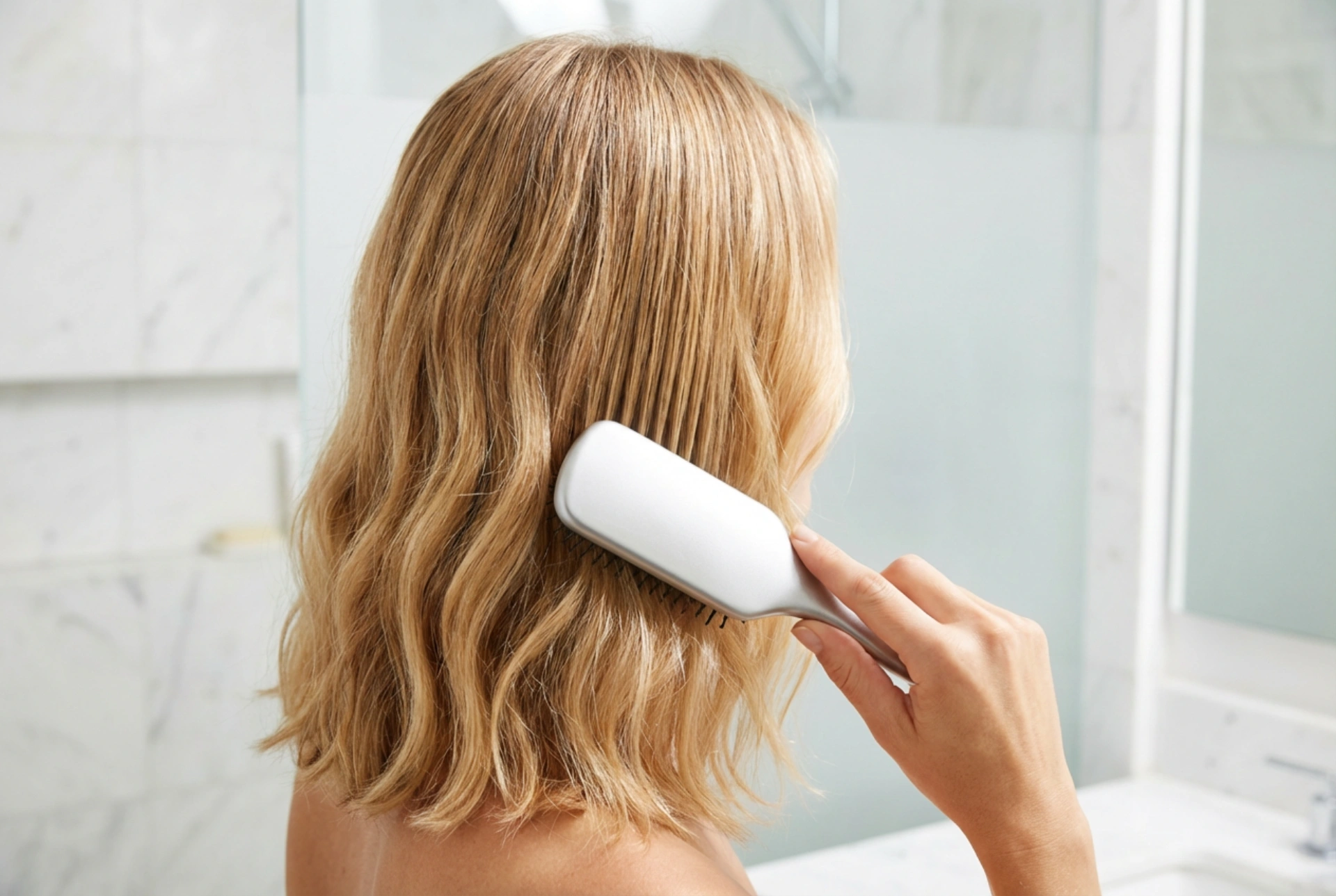 Schulterlanges Haar und Wellen: Techniken für sanftes Styling