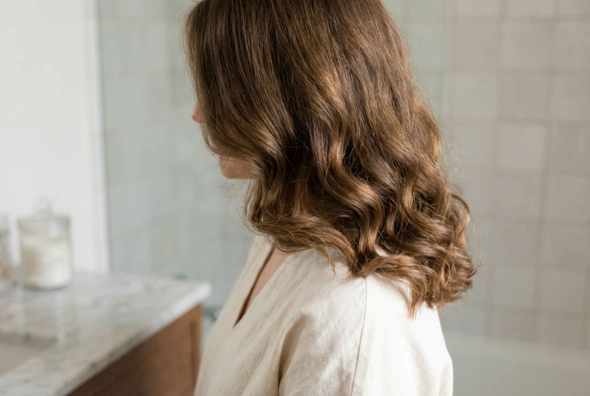 Wellen für schulterlanges Haar: Styling-Techniken und Volumen ohne Frizz