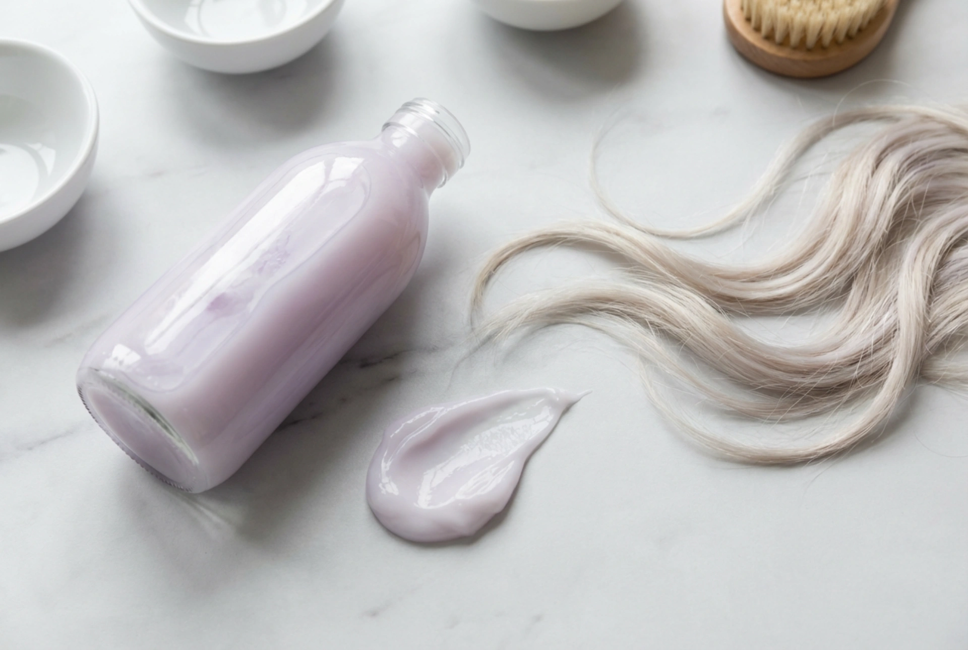 Wie man die richtige Spülung für blondes Haar auswählt und anwendet, um Gelbstich zu vermeiden