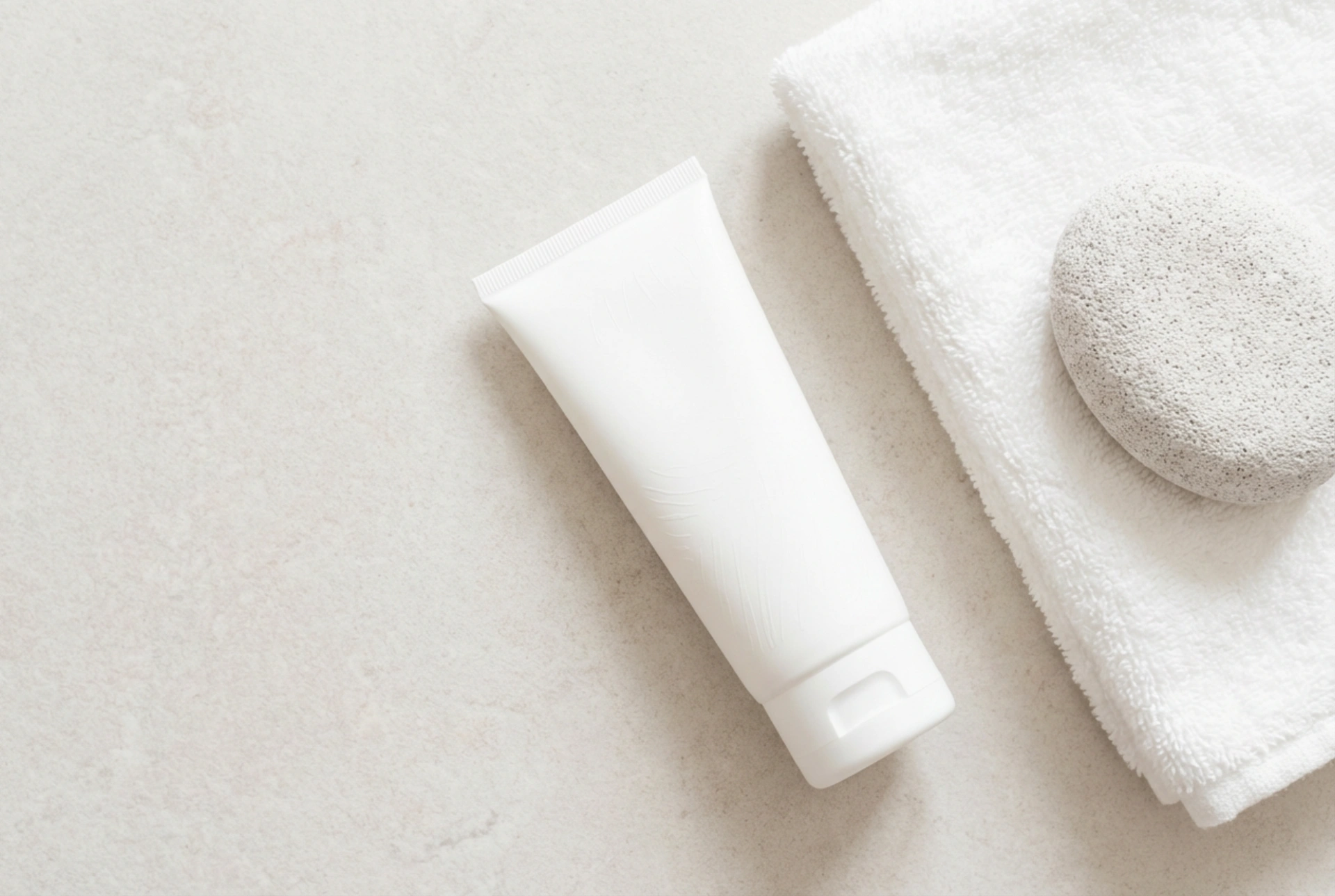 Starke Hornhauterweichung: Fußcreme mit 50 % Urea Schritt für Schritt