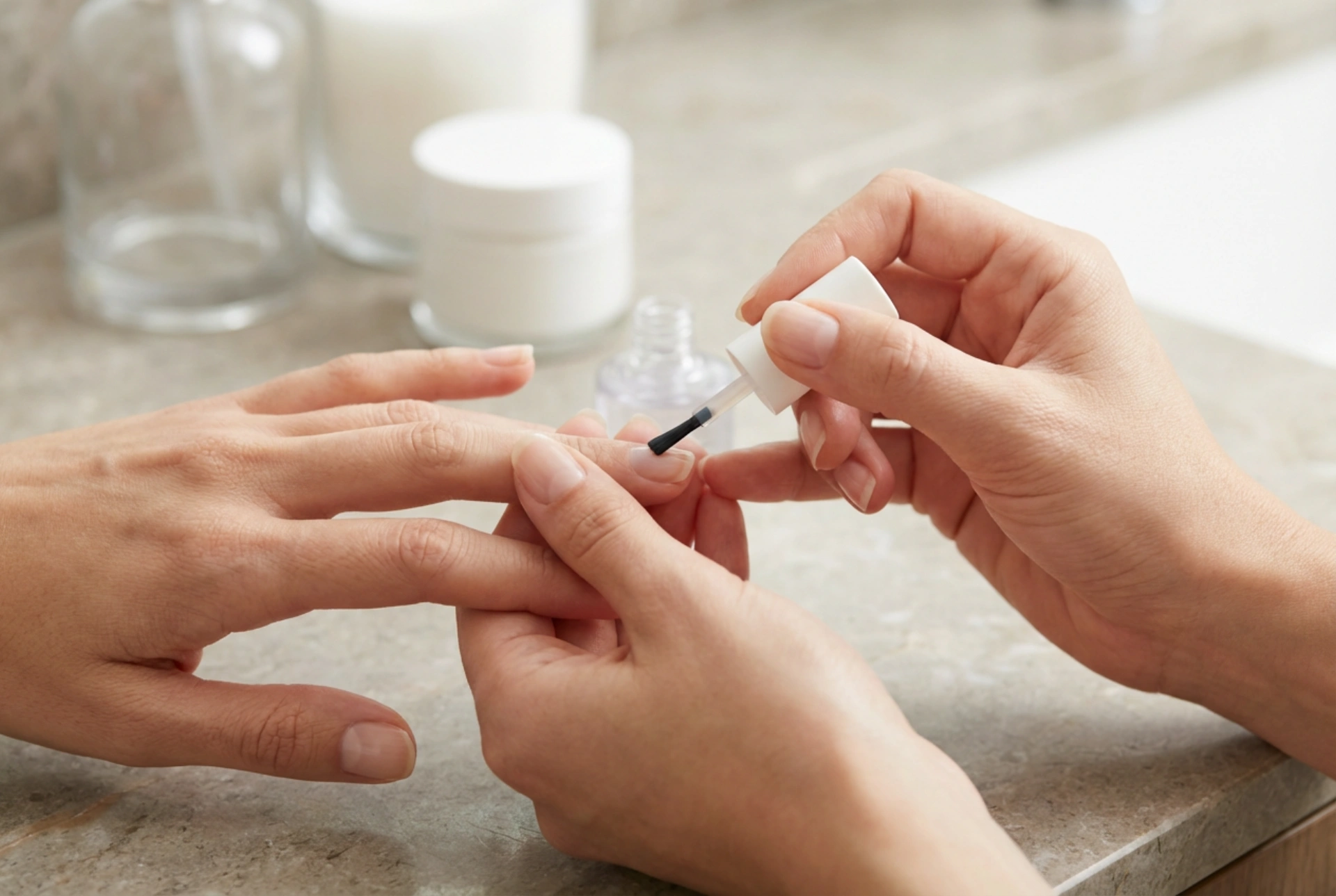 UV-Nagellack auf Naturnägeln: Vorbereitung, stärkende Base und Applikation