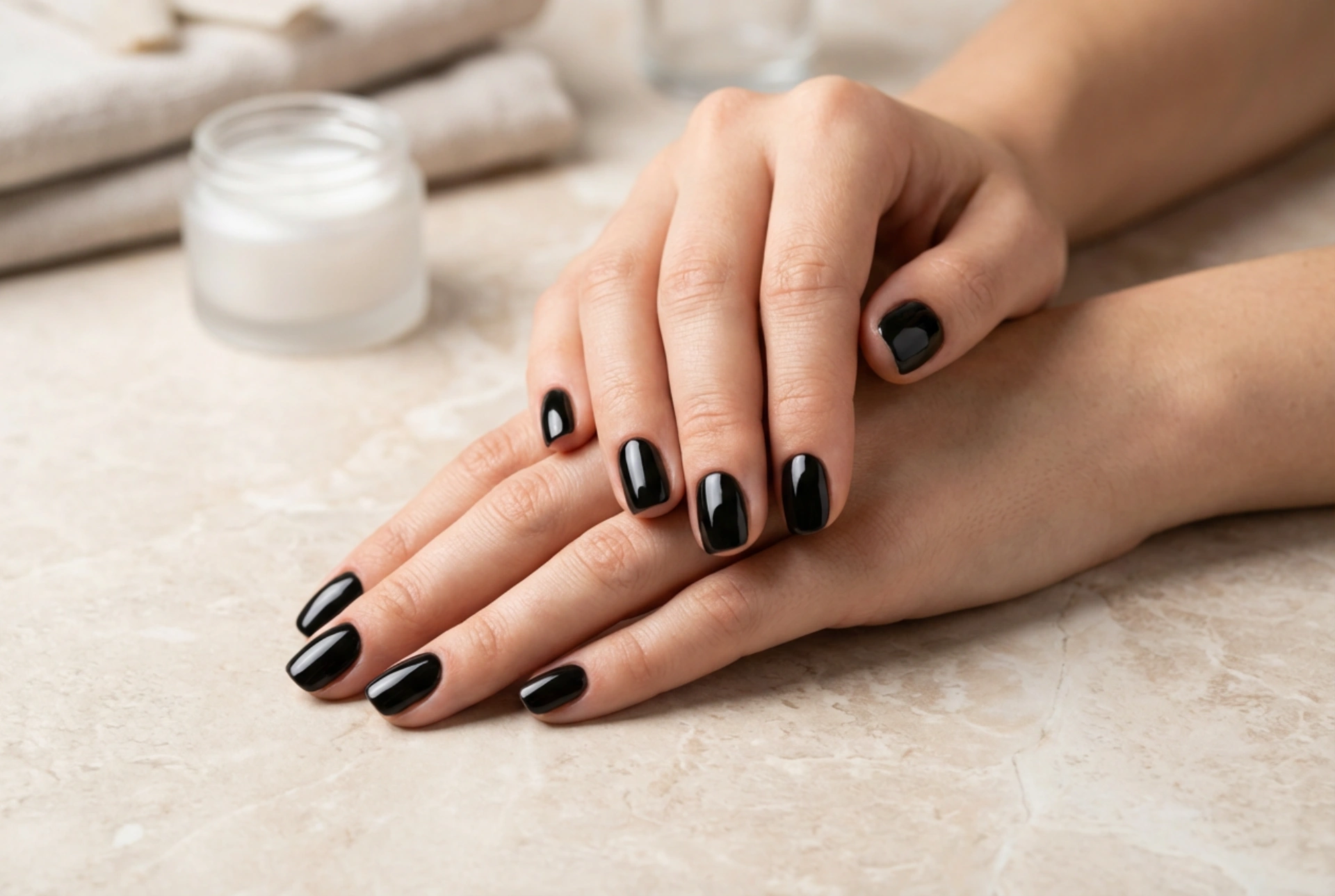 Schwarze Hybridnägel: die perfekte Anwendung ohne Streifen und Staub