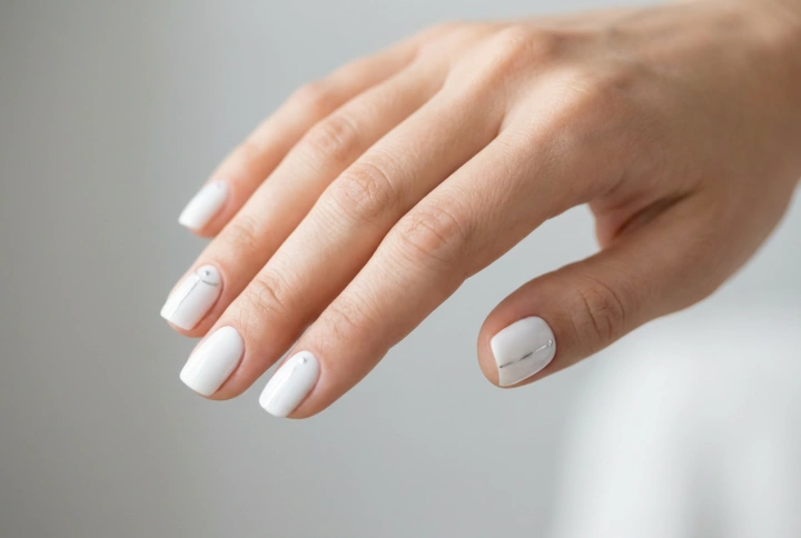 Weiße Nägel mit Stil: So setzen Sie minimalistische Akzente ohne Überladung