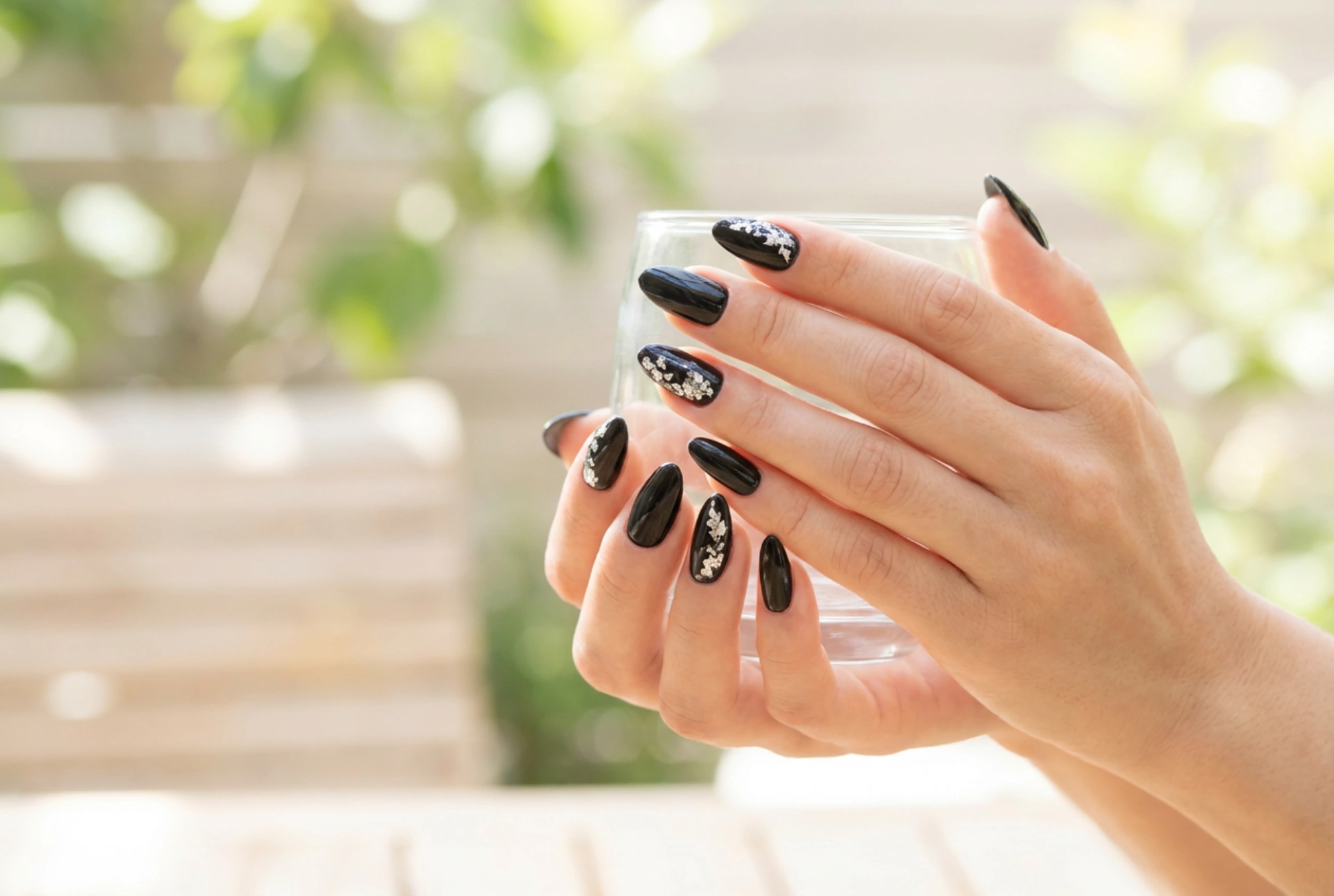 Schwarze Nägel im Sommer: Wie man mit Verzierungen und Finish Leichtigkeit verleiht