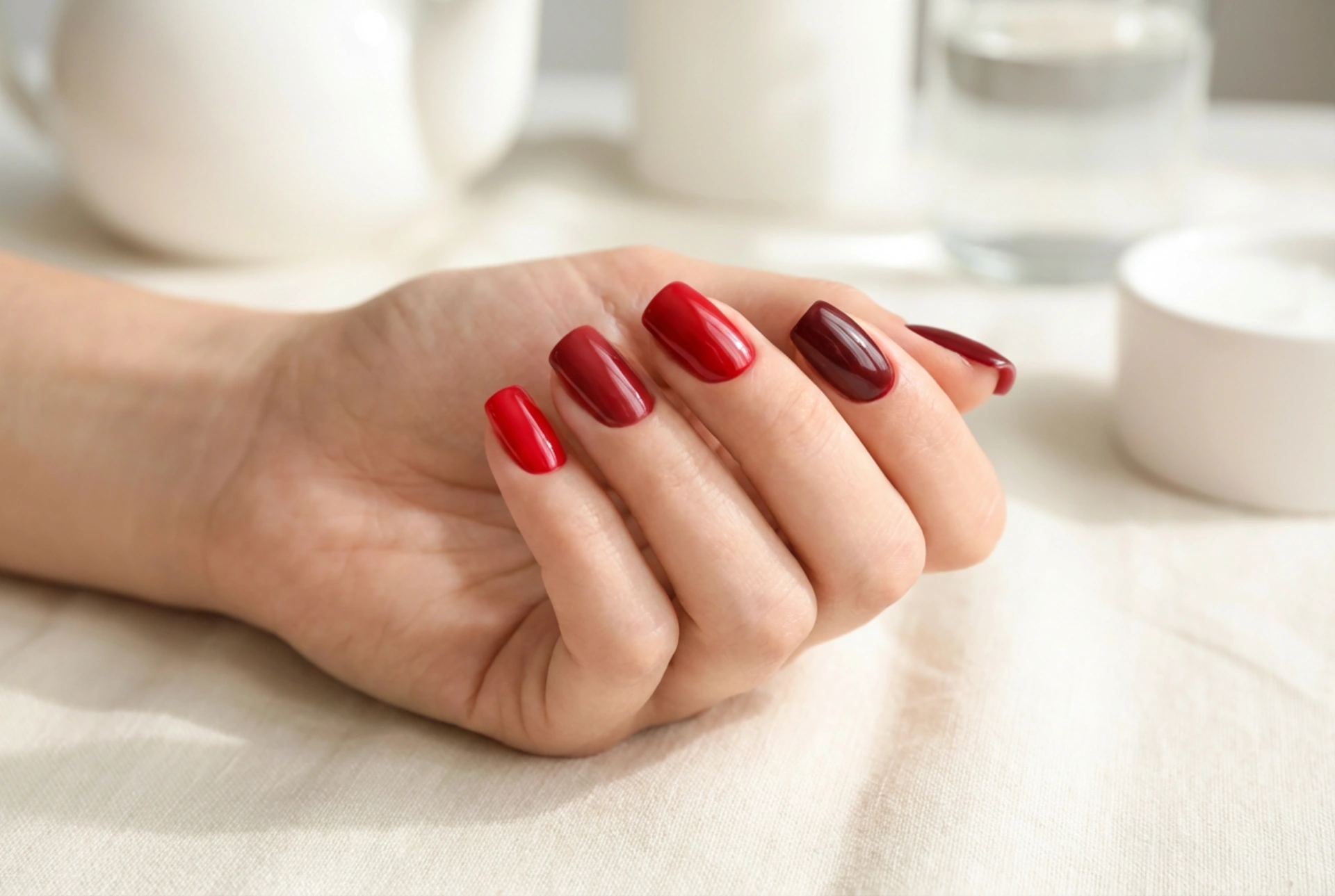 Rote Nagellackfarben: Die Auswahl der Nuancen nach Hautton, Anlass und Stil
