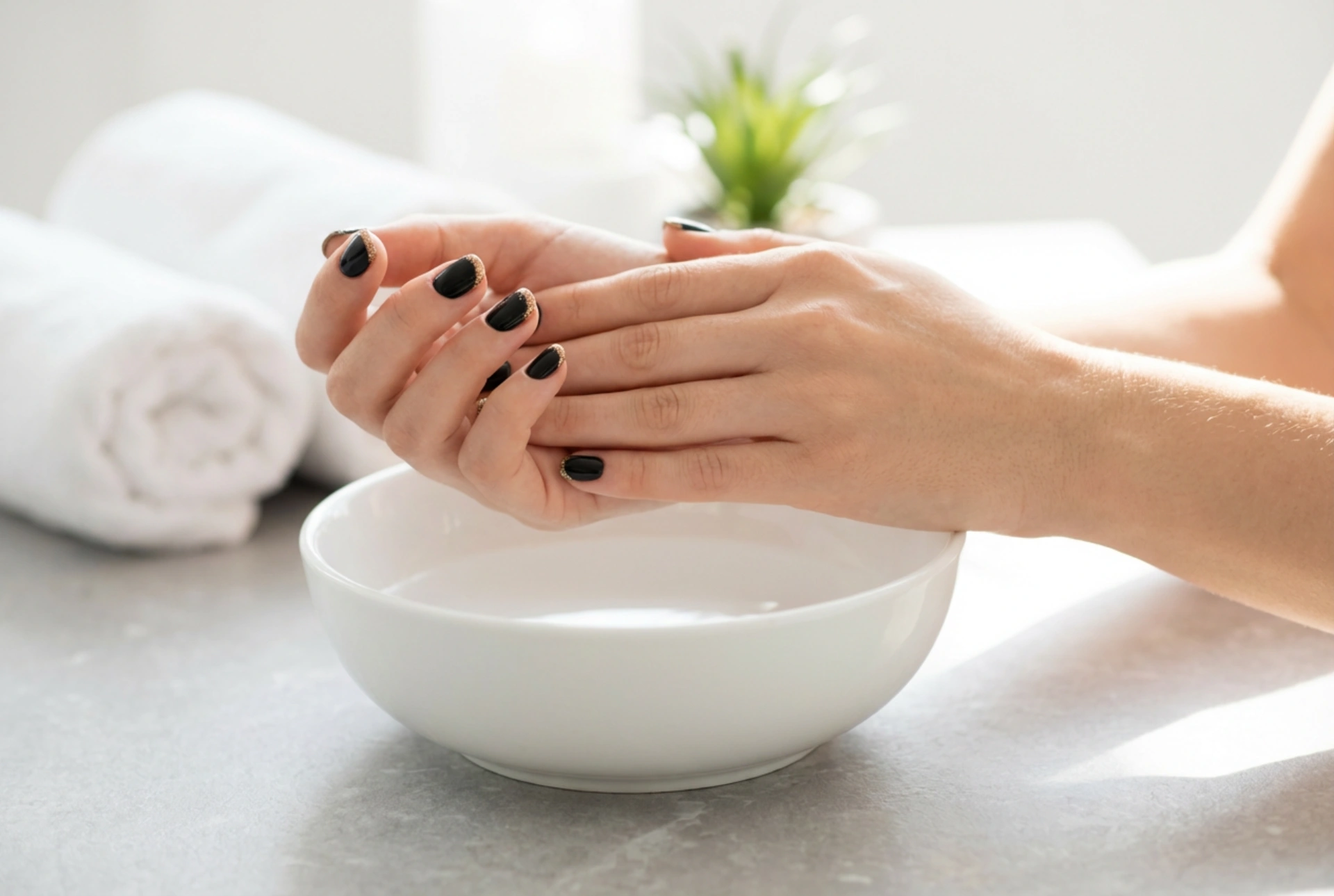 Glitzerakzente: Schwarze Nägel mit goldenem Glitzer Schritt für Schritt