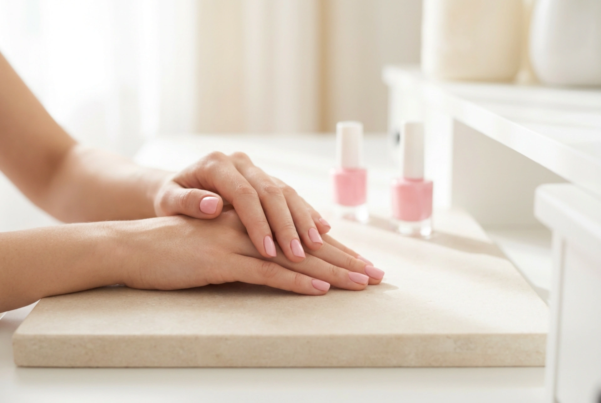 Maniküre in Rosatönen: Rosa Nägel Schritt für Schritt