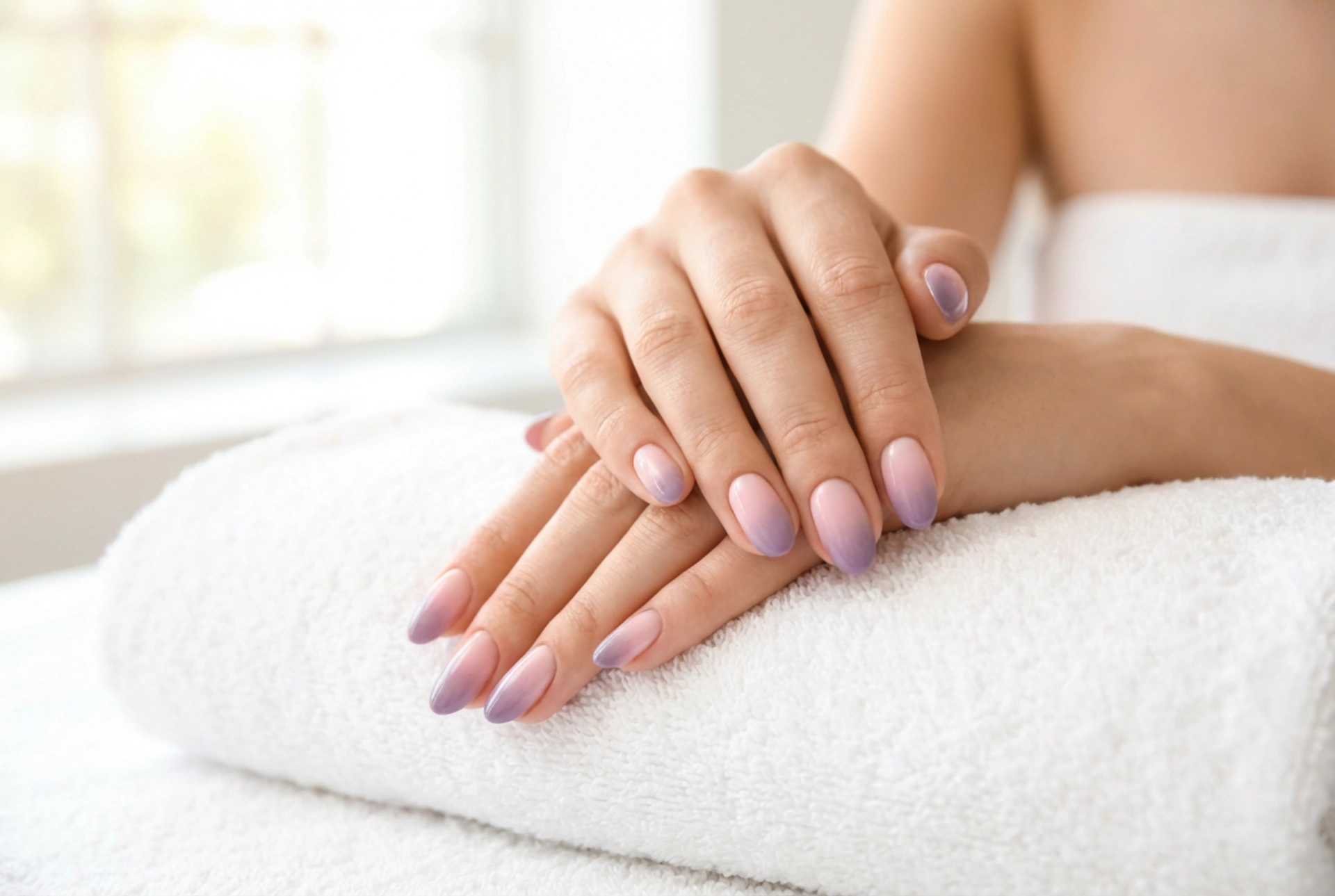 Pink-Lila Ombré-Nägel: Farben kombinieren und sanfte Übergänge schaffen