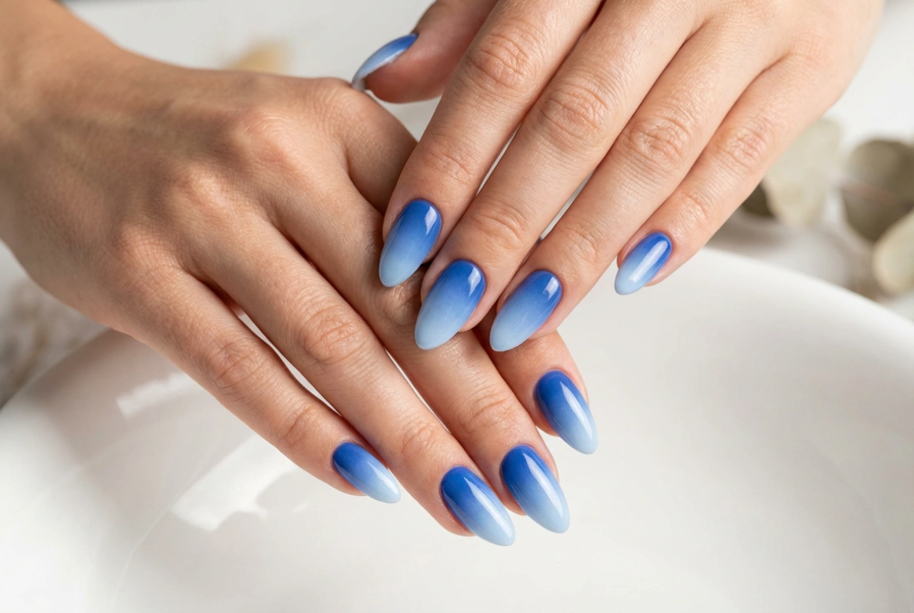 Kornblumenblaue Ombré-Nägel: Intensive Farbe ohne Streifen und harte Kanten