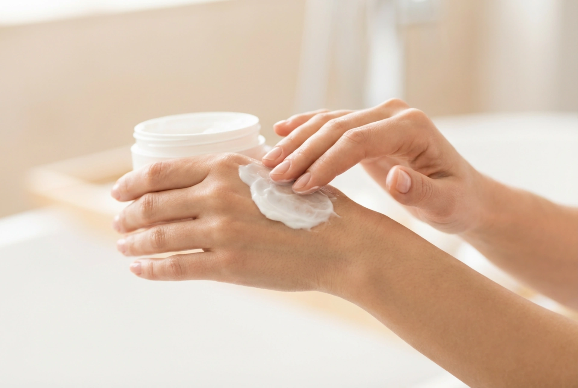 Rissige Hände: Wann und wie man eine Handcreme verwendet