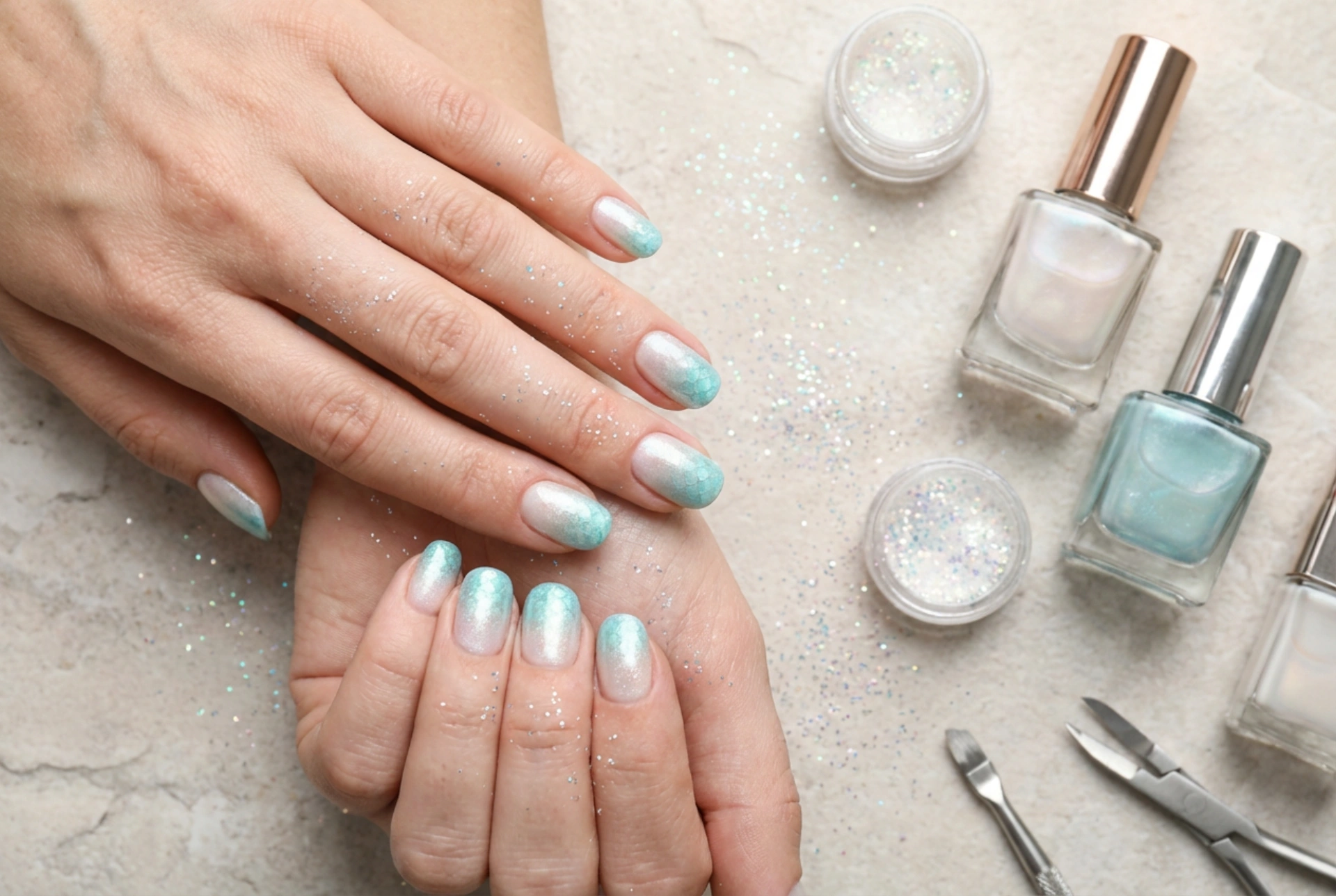 Ombre-Nägel mit Meerjungfrauen-Effekt: Techniken und Produkte