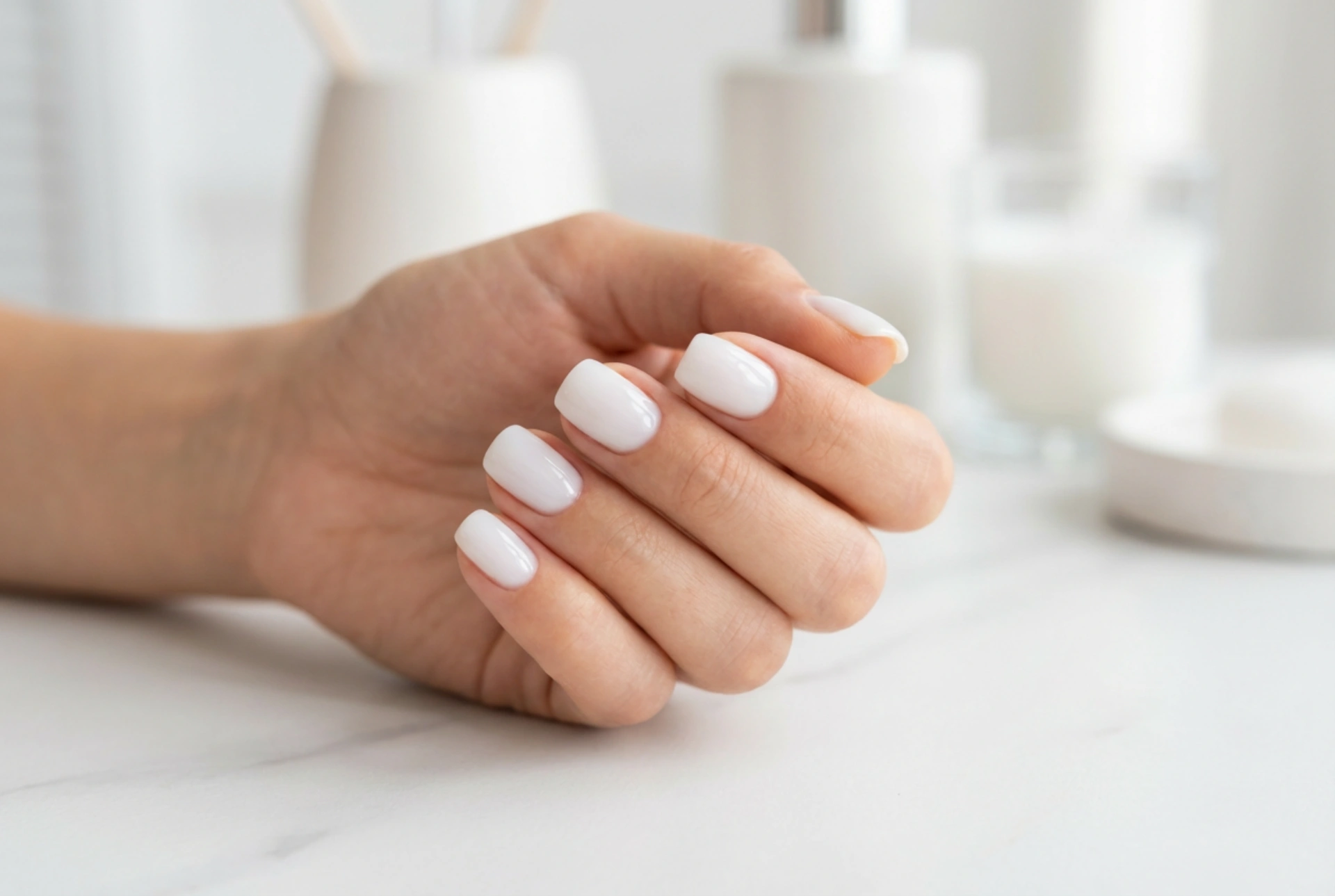 Milchiger UV-Nagellack: Wie Sie Streifen vermeiden und den perfekten Milky-Effekt erzielen