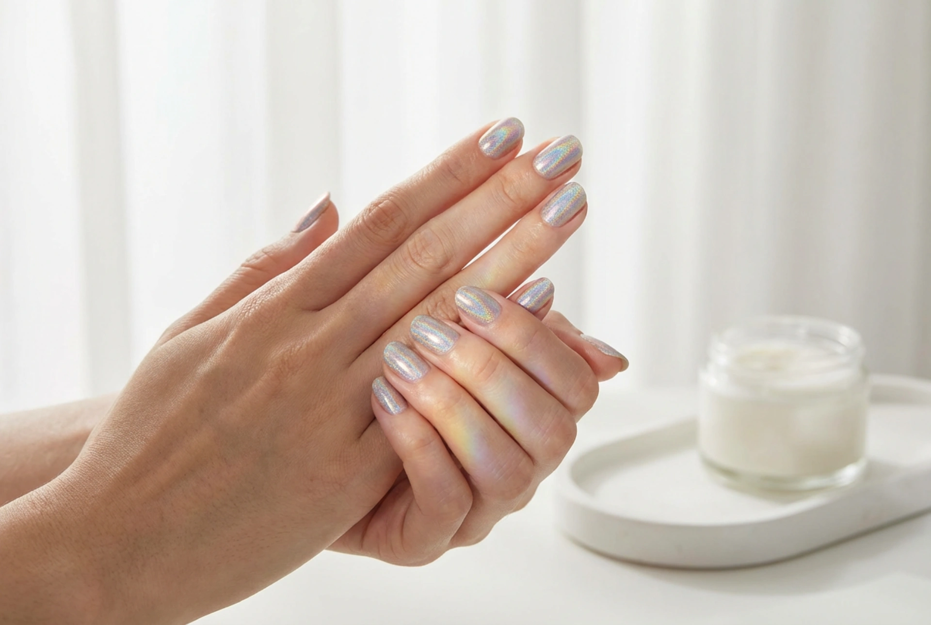 Holografischer Nagellack: Wie Sie den Effekt maximieren und Streifen vermeiden