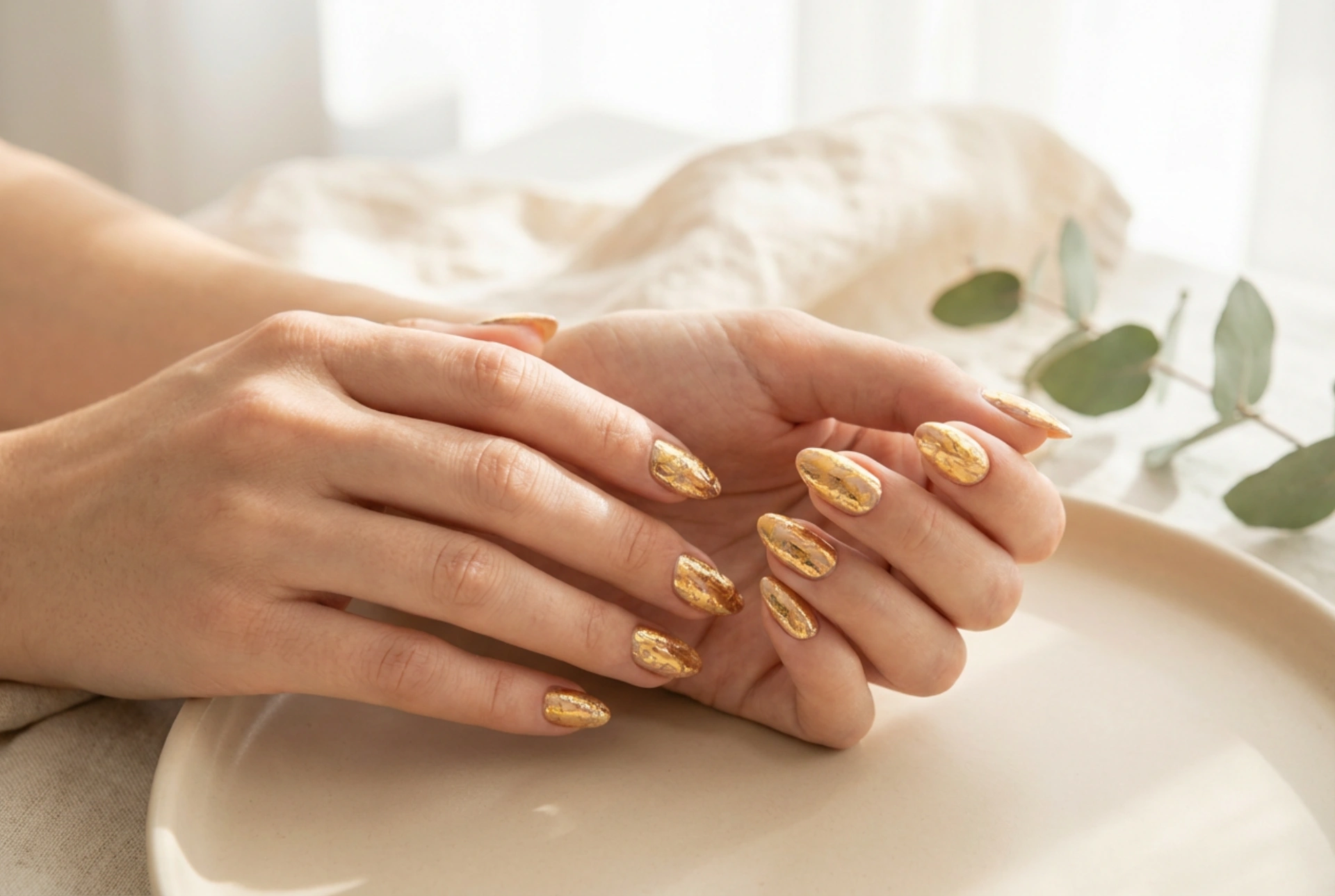 Goldene Nagelsticker: Effektvolles Auftragen und wie man Abblättern vermeidet