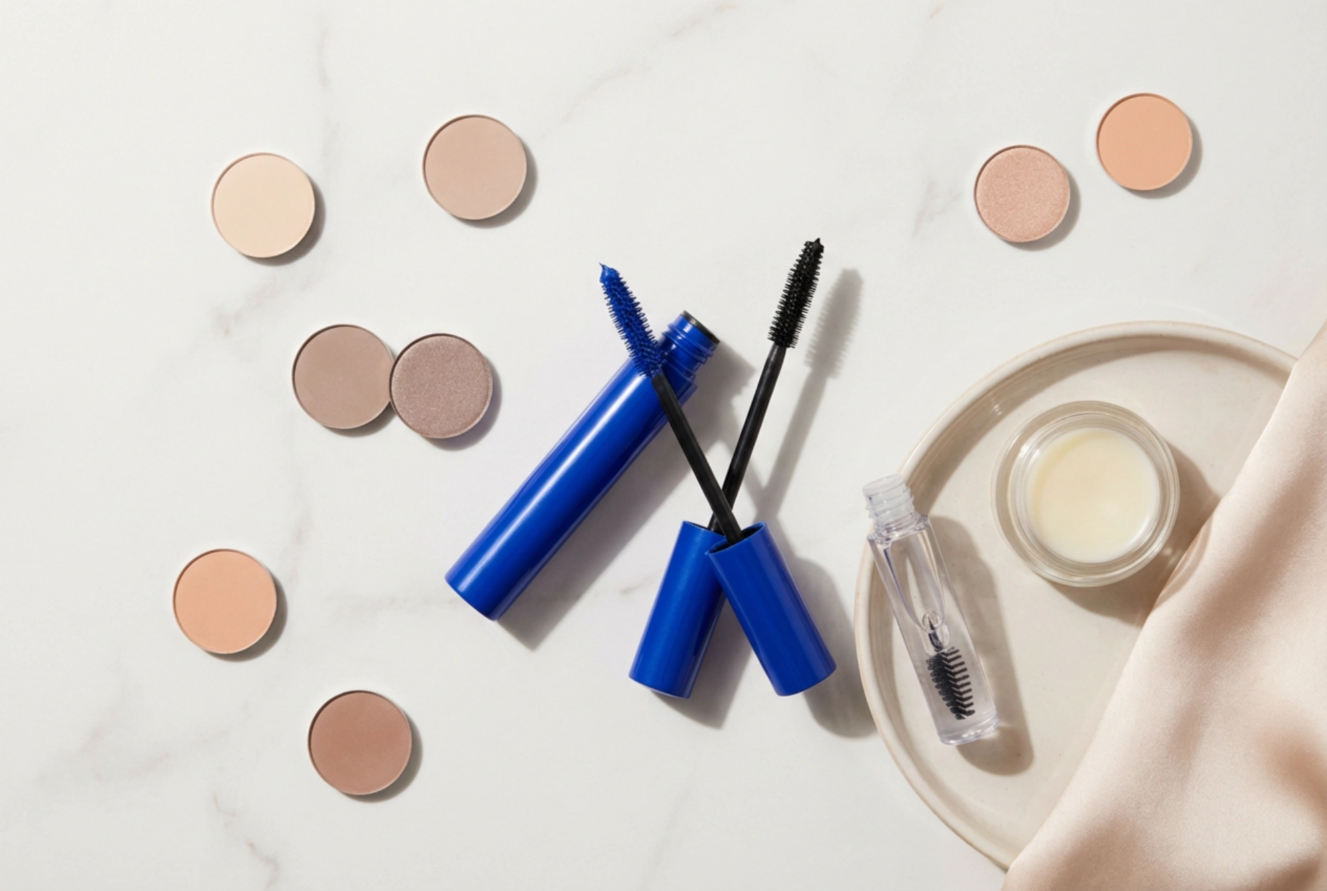 Blaue Wimperntusche in der Praxis: Wie man sie kombiniert und den Blick betont