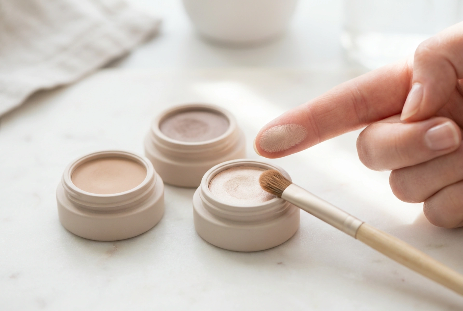 Creme-Lidschatten richtig auftragen: Base, Finger oder Pinsel und wie man Absetzen verhindert