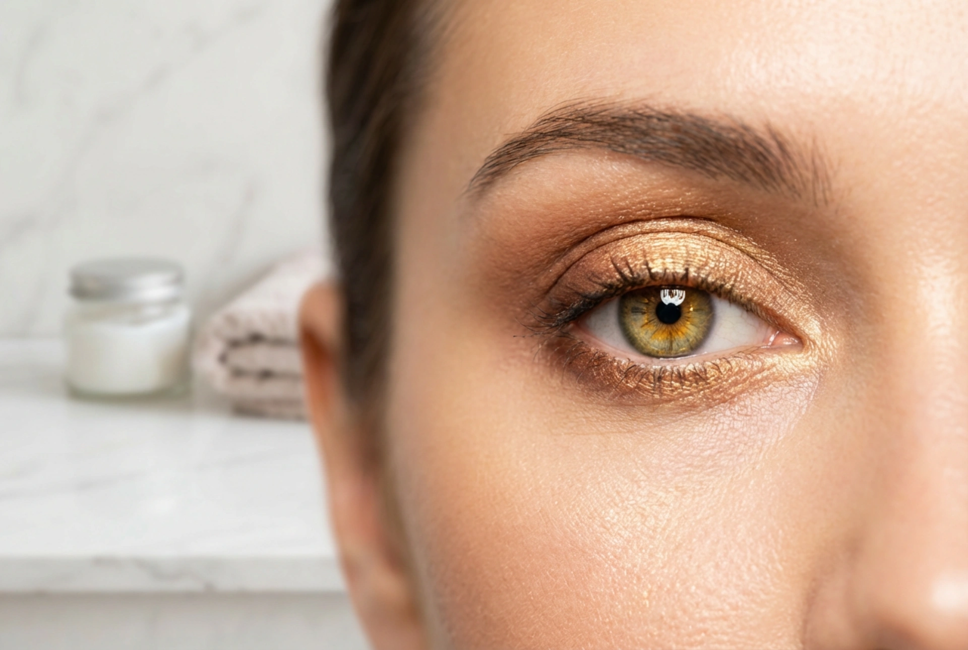 Make-up für haselnussbraune Augen: Farbtöne, die goldene Reflexe hervorheben