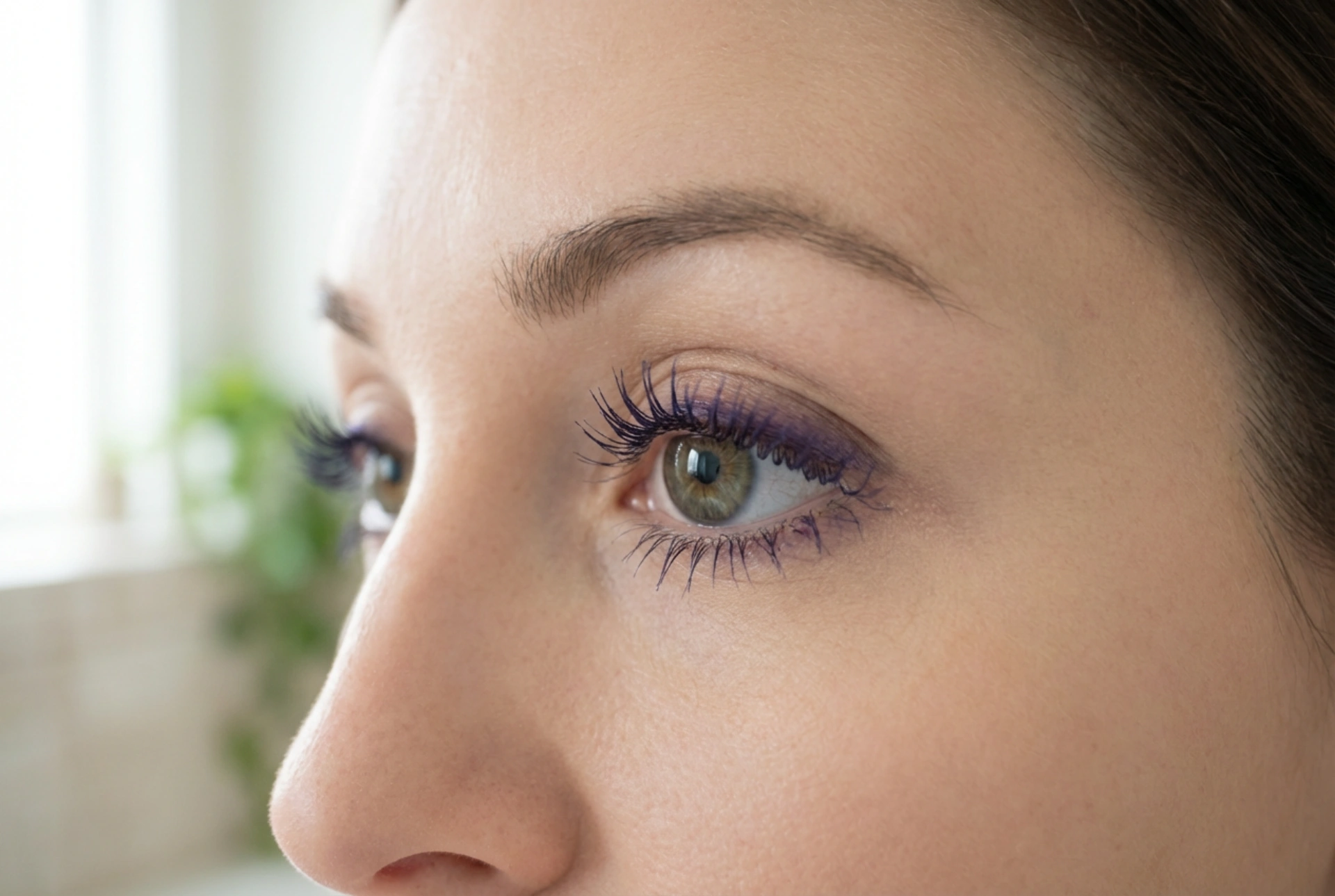 Bunte Wimpern mit Stil: So wählen Sie dezente Farben und edle Finishes aus