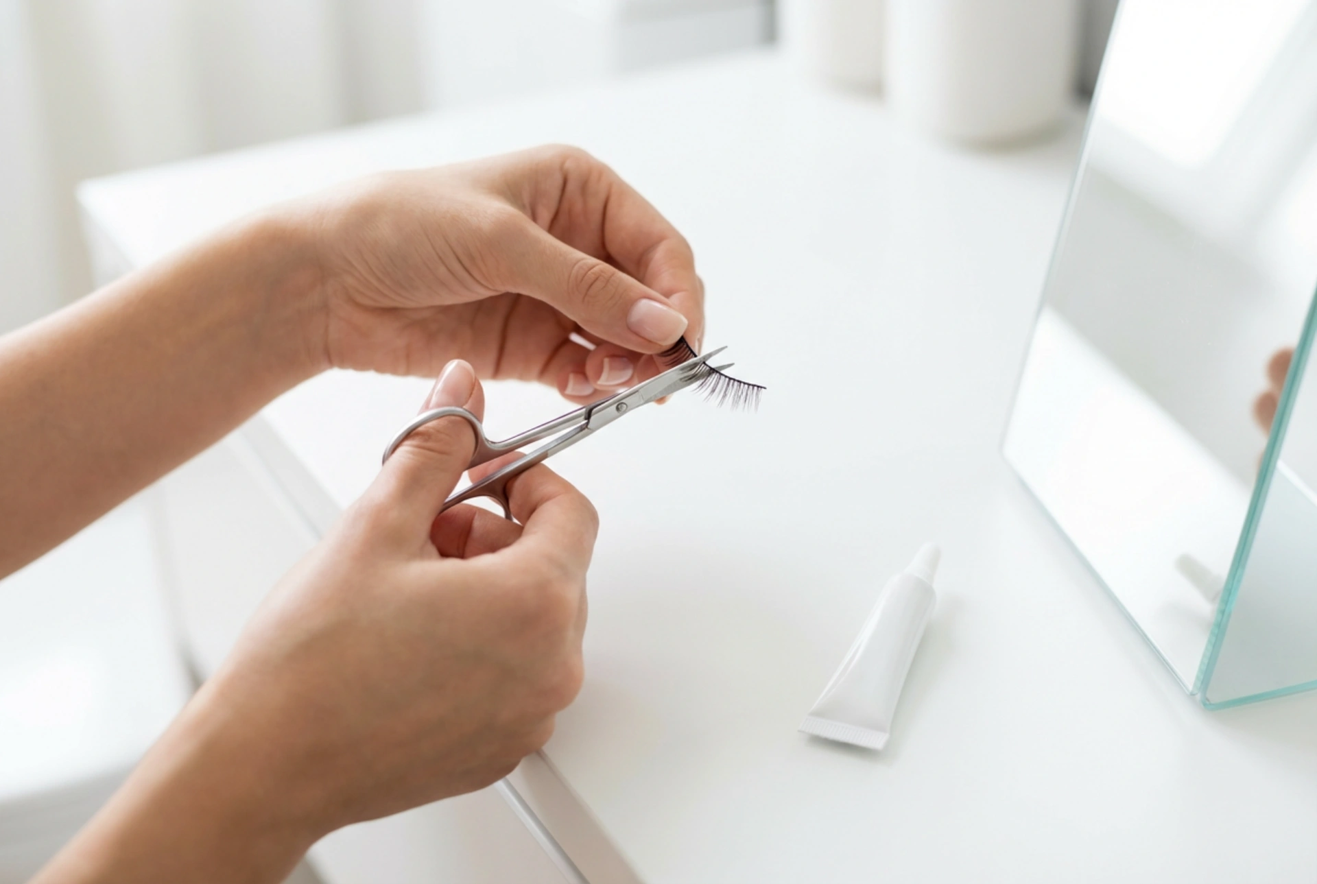 Künstliche Wimpern richtig anbringen: Zuschneiden, aufkleben und den Halt maximieren
