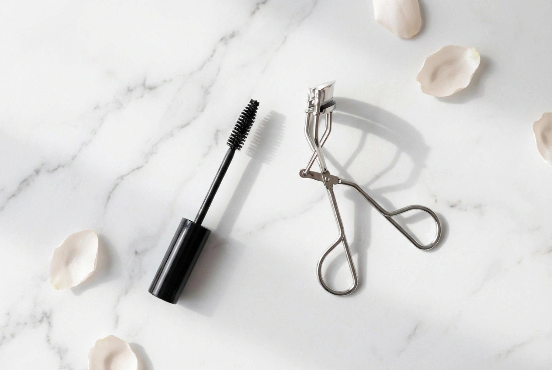 Das perfekte Duo: Schwunggebende Mascara und Wimpernzange