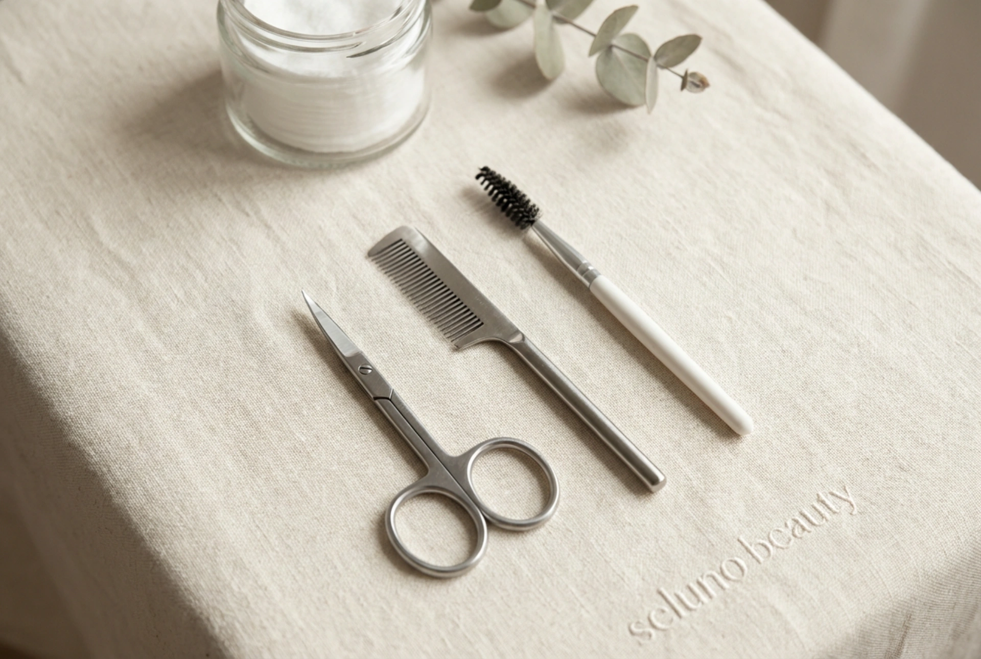 Augenbrauen trimmen: Schere, Kamm und präzise Technik Schritt für Schritt