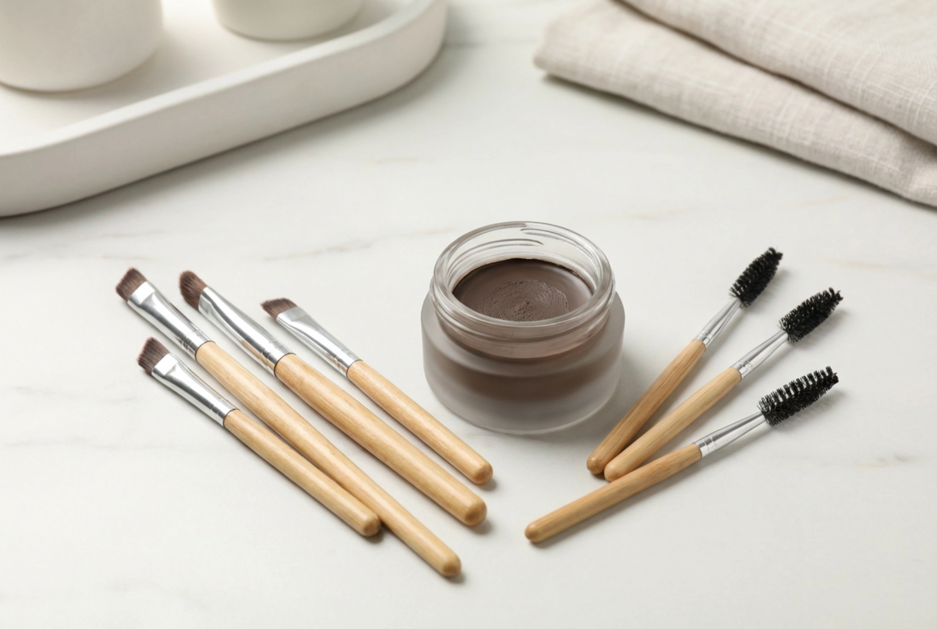 Augenbrauenpinsel: Eine Übersicht der Formen und wie man sie mit Pomade verwendet