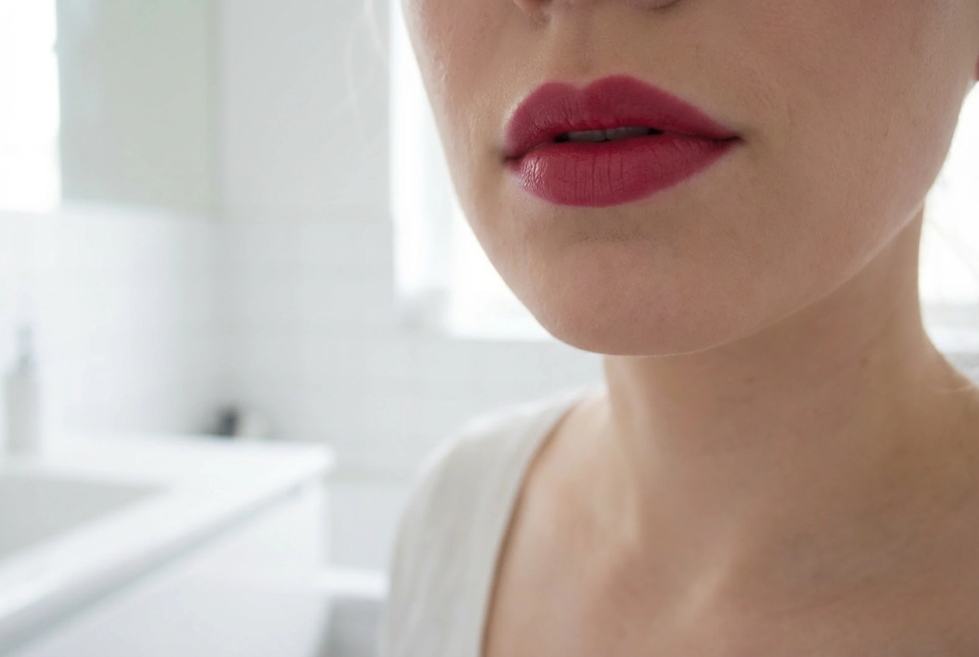 Roter Lippenstift mit blauen Pigmenten: Kühles Rot, weiße Zähne, Haltbarkeit