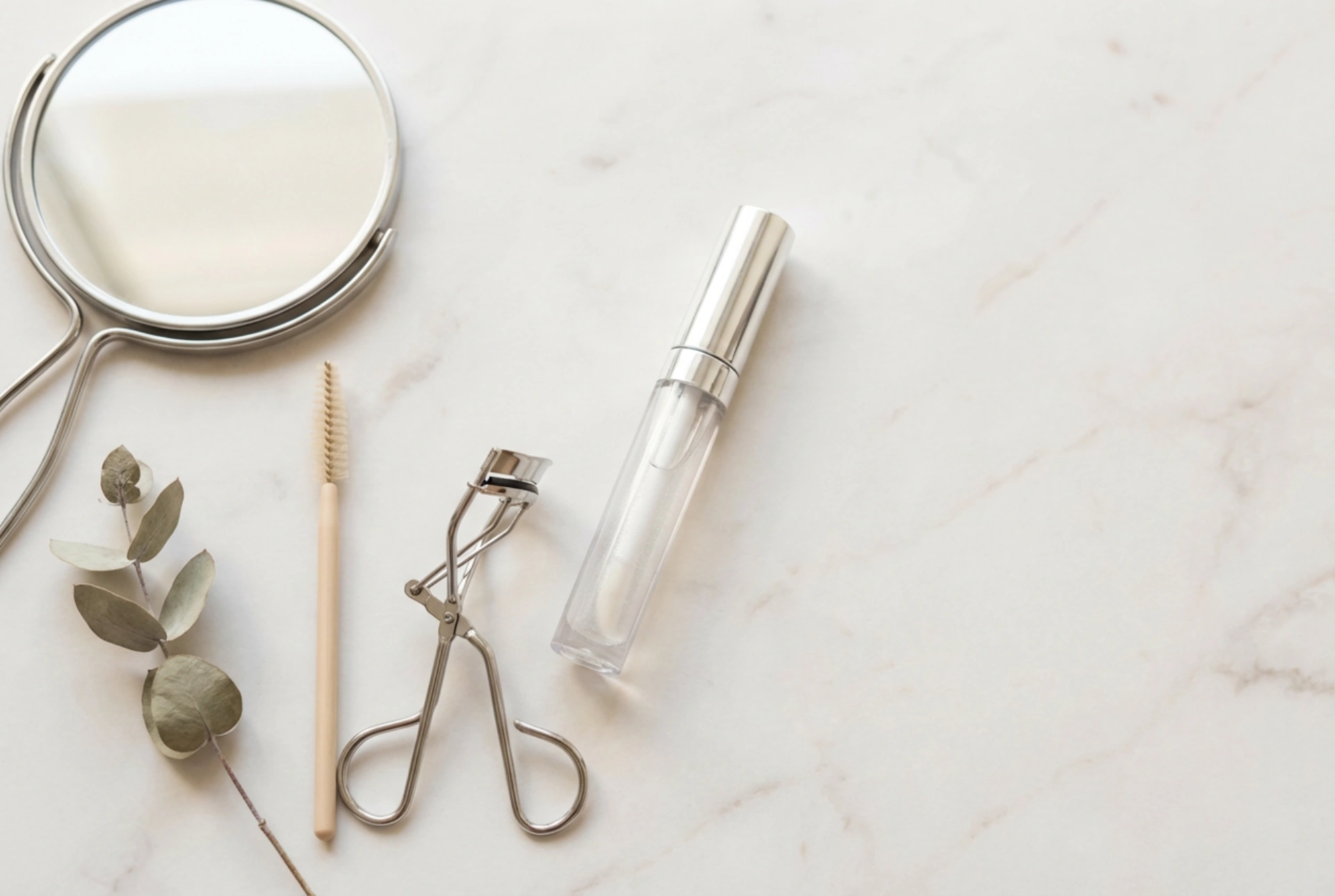 Lippengloss transparent in der Kosmetiktasche: Anwendungen, Tricks und Pflege