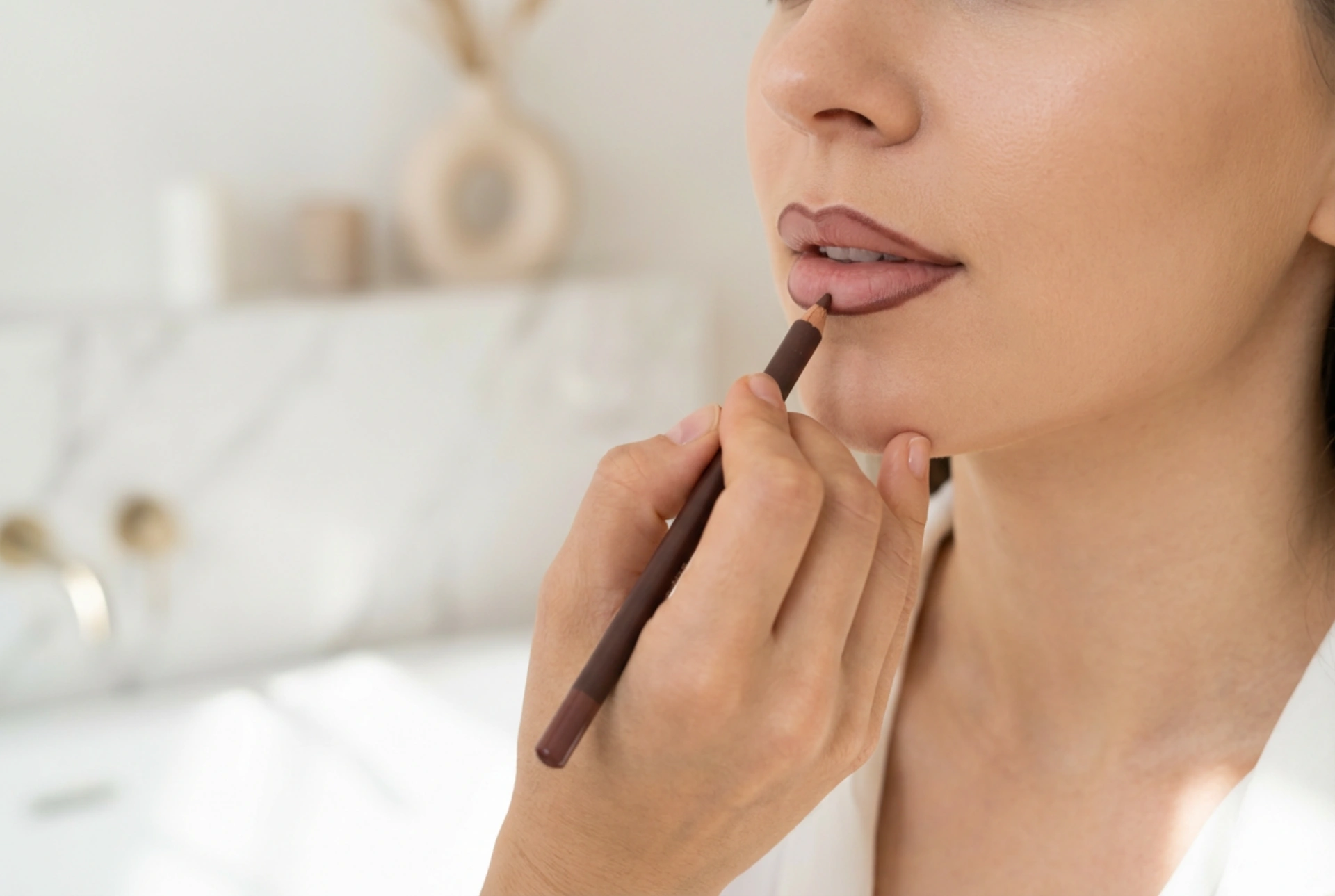 Brauner Lippenkonturenstift: Lippenform modellieren und weich schattieren