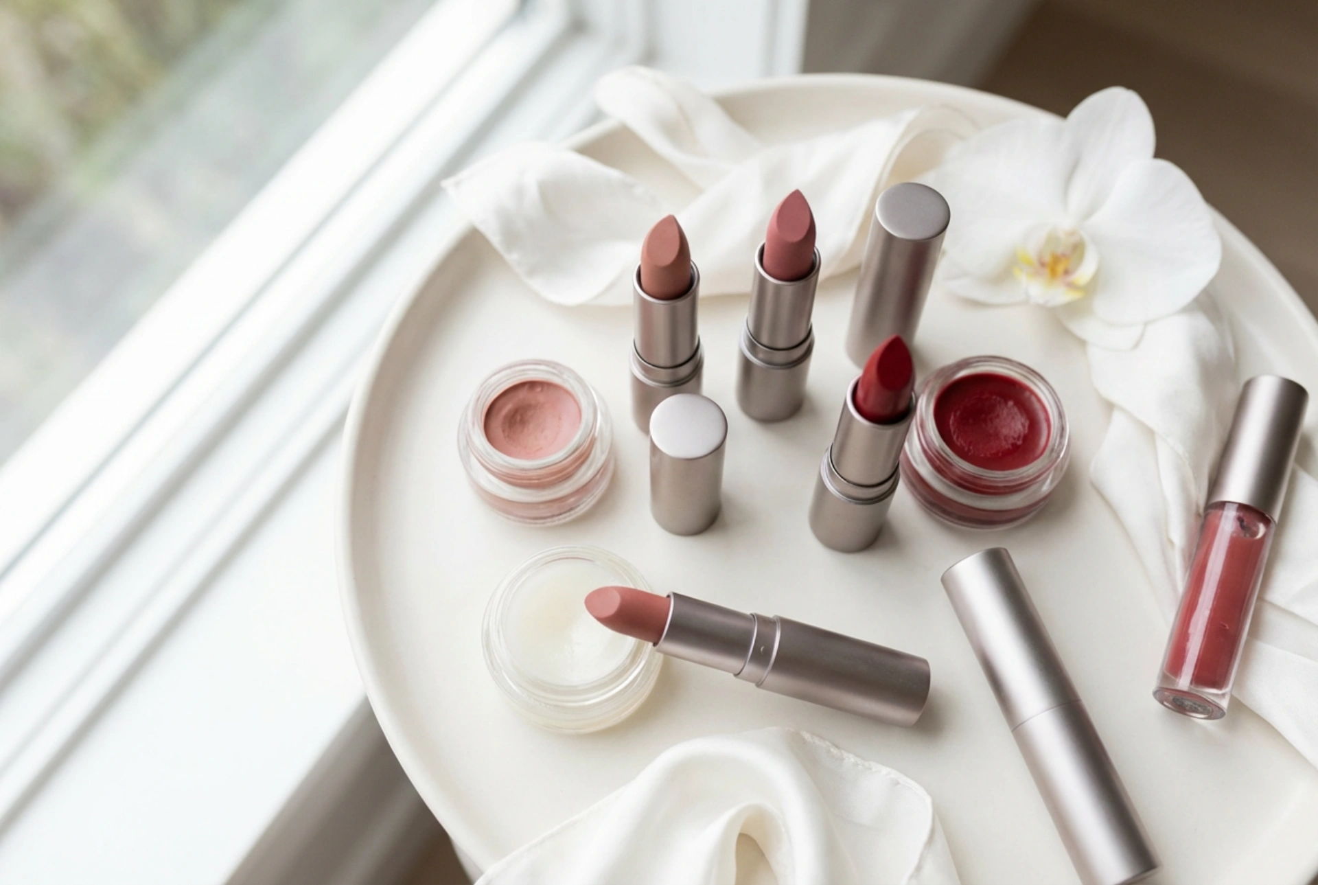 Lippenstift vs. Lippenbalsam: Formel-Unterschiede und Anwendungstipps