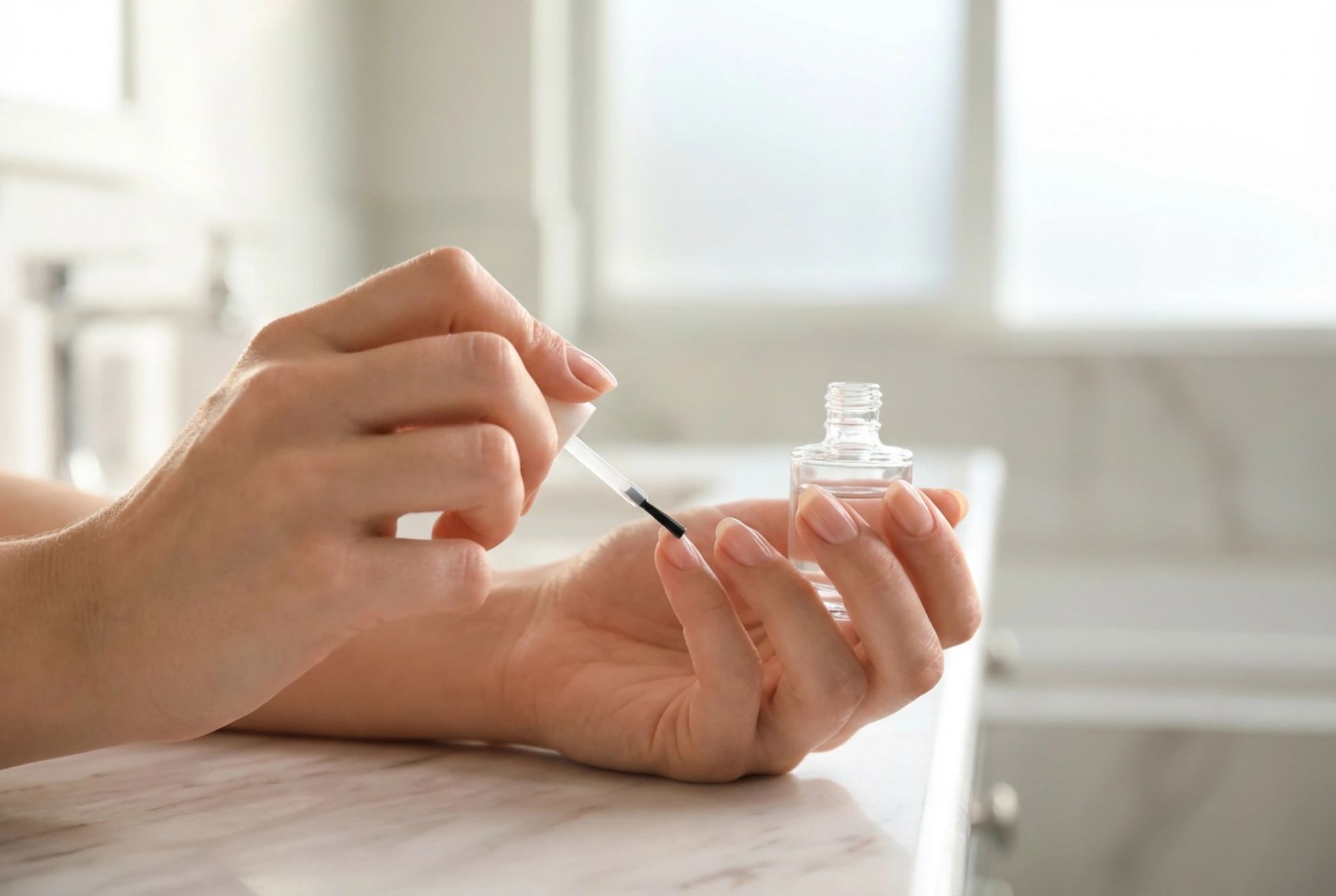 Nagellack-Unterlack: Warum er unverzichtbar ist und wie man ihn richtig aufträgt