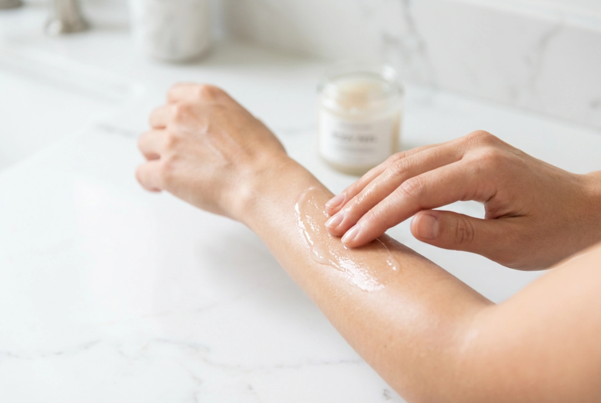 Säurepeeling für den Körper: Sichere Anwendung von AHA/BHA zu Hause