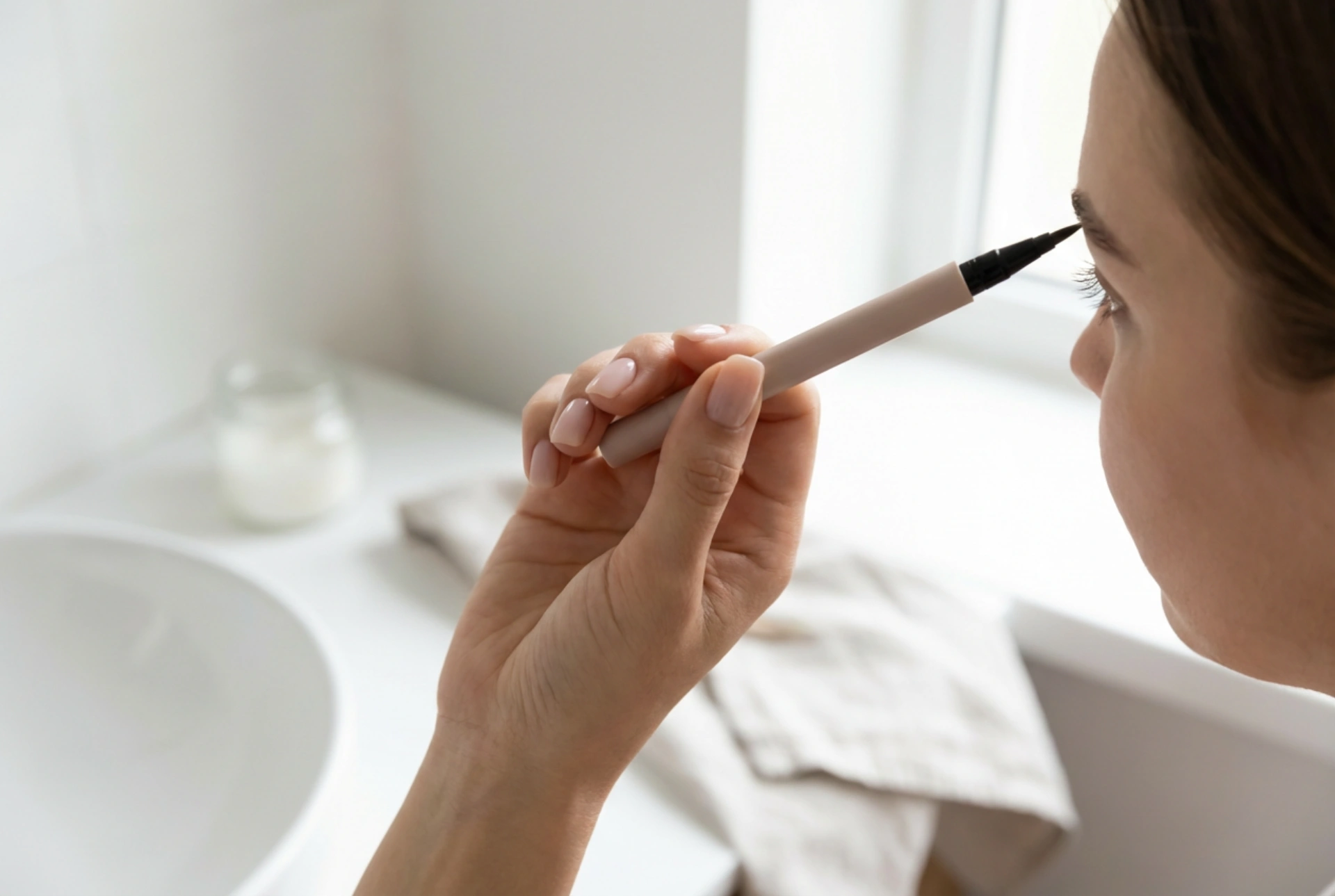 Augenbrauen-Hennastift: Präzise Coloration für zu Hause
