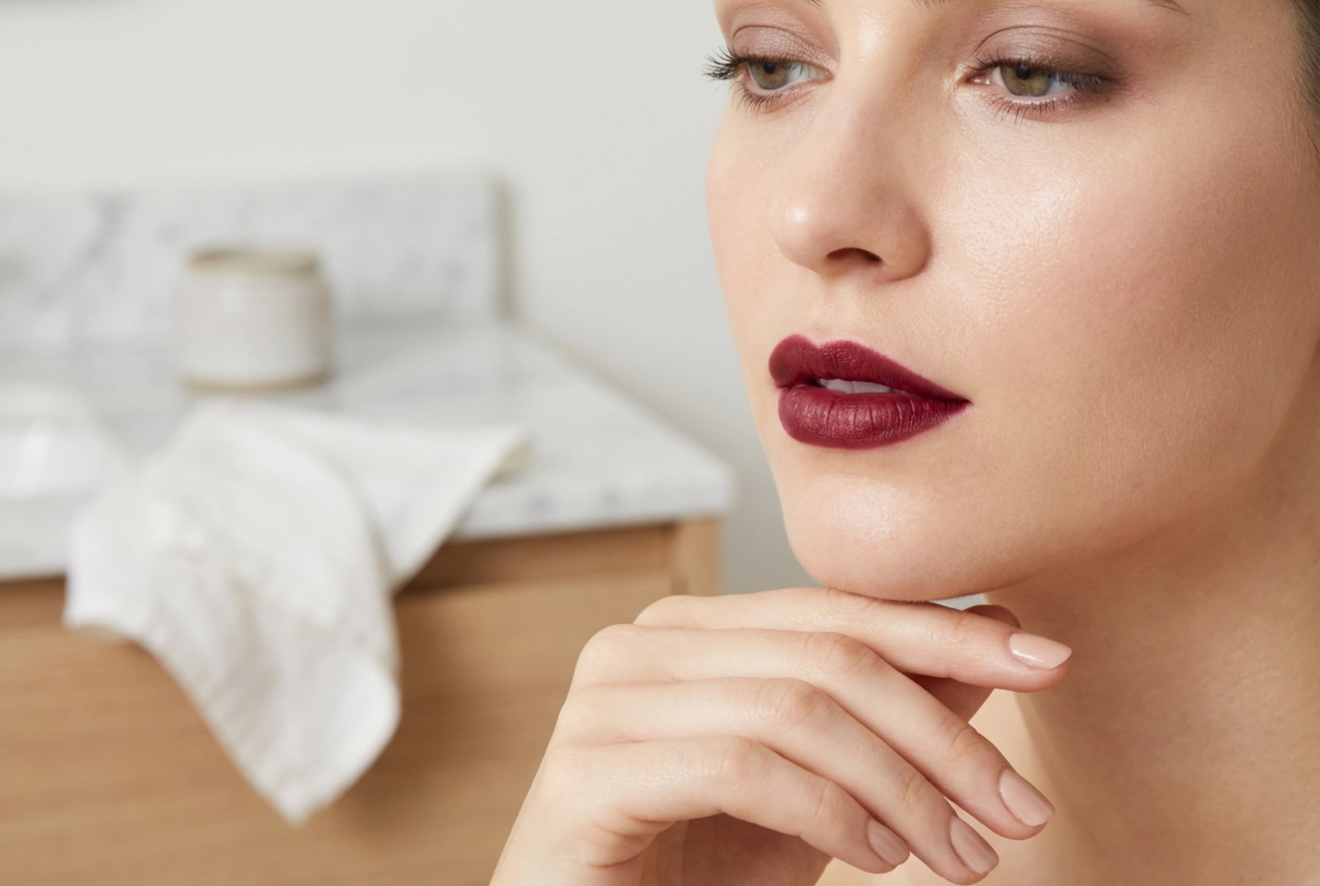 Burgunderroter Lippenstift ohne Übertreibung: Wie man den richtigen Ton und das Augen-Make-up wählt